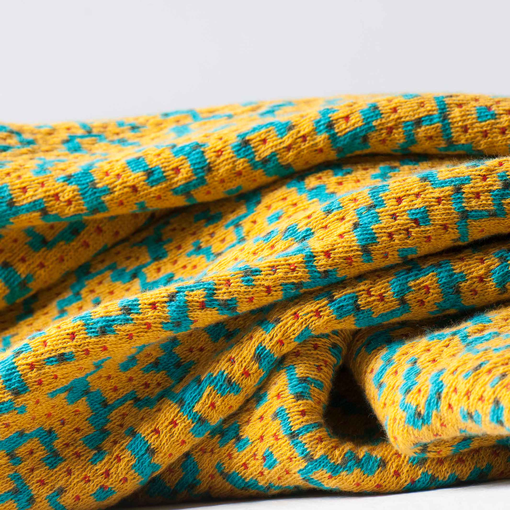 BITMAP LABYRINTH Golden Ochre | ockerfarbige TAGESDECKE | 180x140 cm | 90% Baumwolle | Cristian Zuzunaga