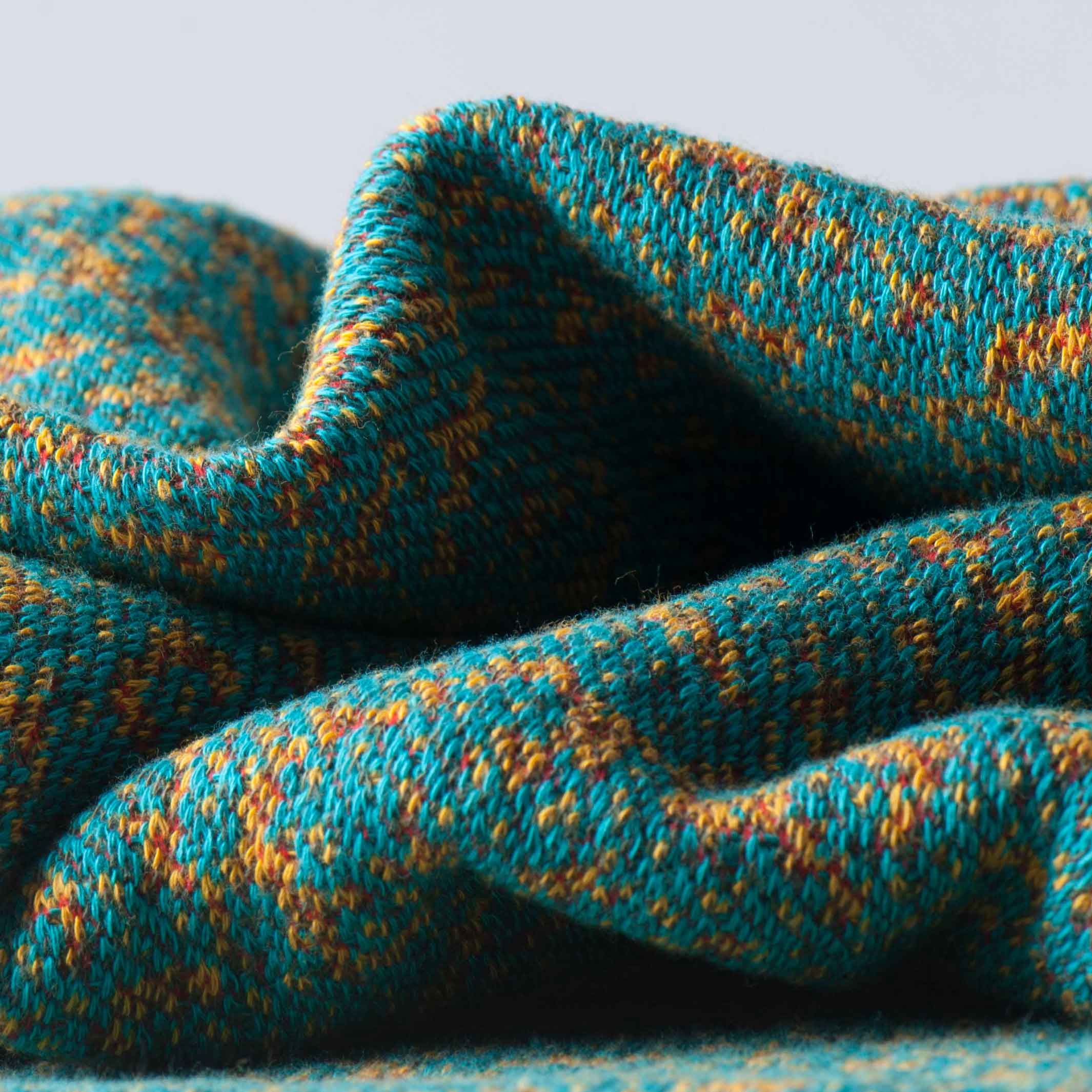 BITMAP LABYRINTH Golden Ochre | ockerfarbige TAGESDECKE | 180x140 cm | 90% Baumwolle | Cristian Zuzunaga