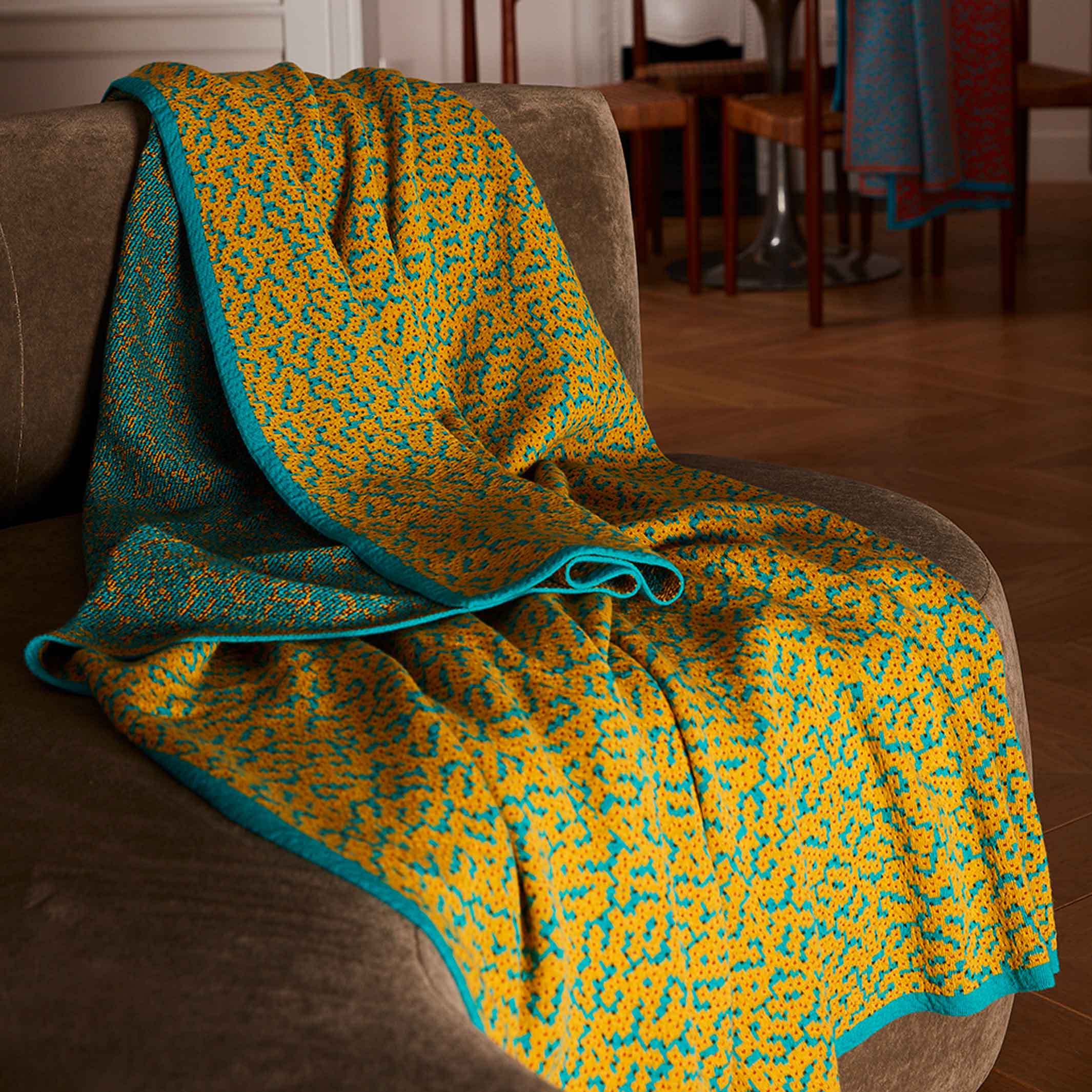 BITMAP LABYRINTH Golden Ochre | ockerfarbige TAGESDECKE | 180x140 cm | 90% Baumwolle | Cristian Zuzunaga