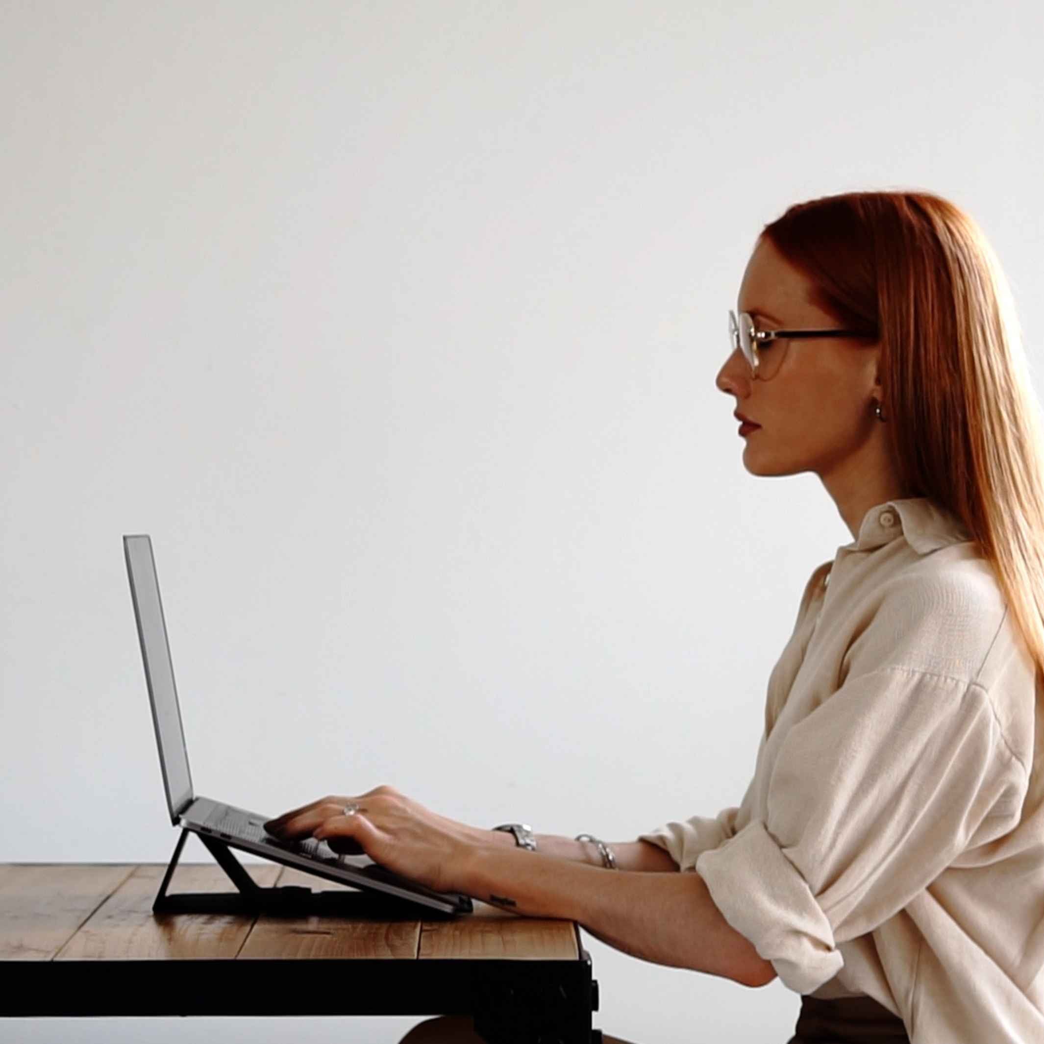 Universal STAND for laptop, tablet, smartphone - 11x15.5 cm | beblau