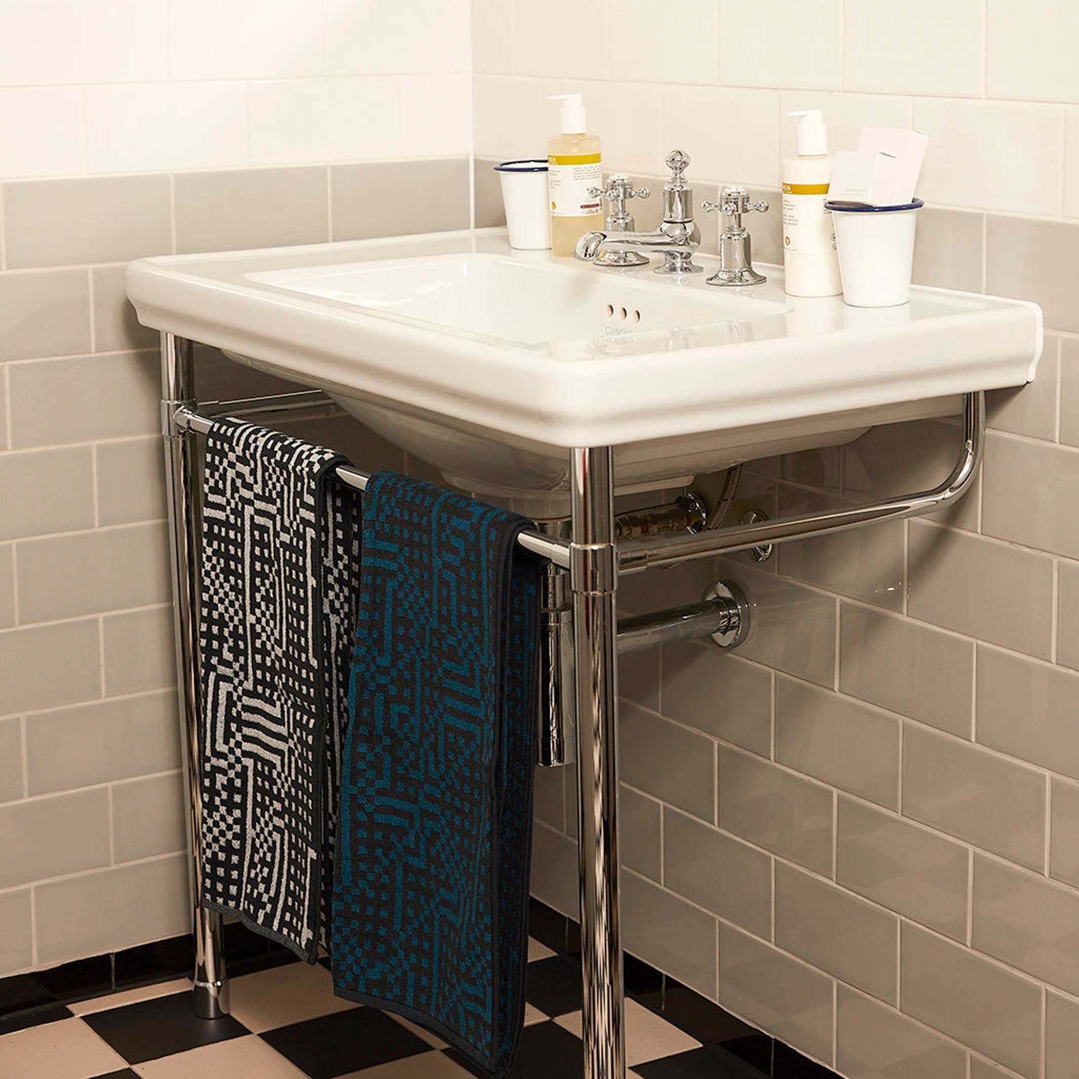 ROUTE - Schwarz-weißes Handtuch - Bitmap Collection - 70x140 cm | Cristian Zuzunaga