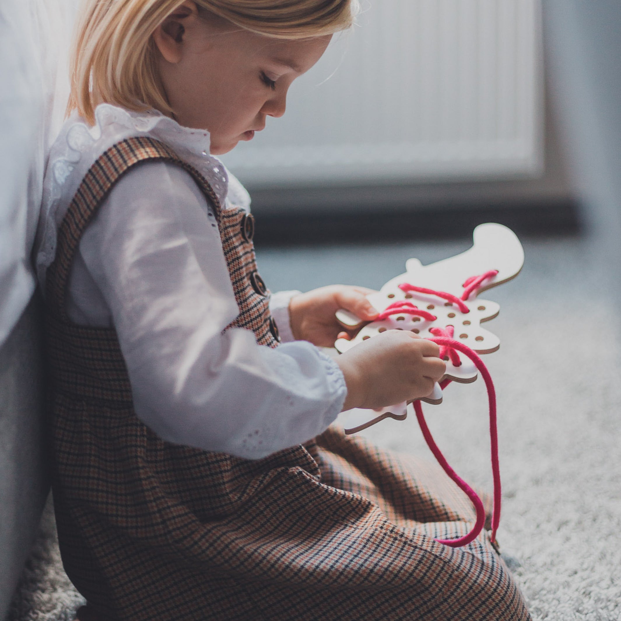 ALEX THE DINOSAUR - Fädelspielzeug aus Holz - Montessori - Dino | milin