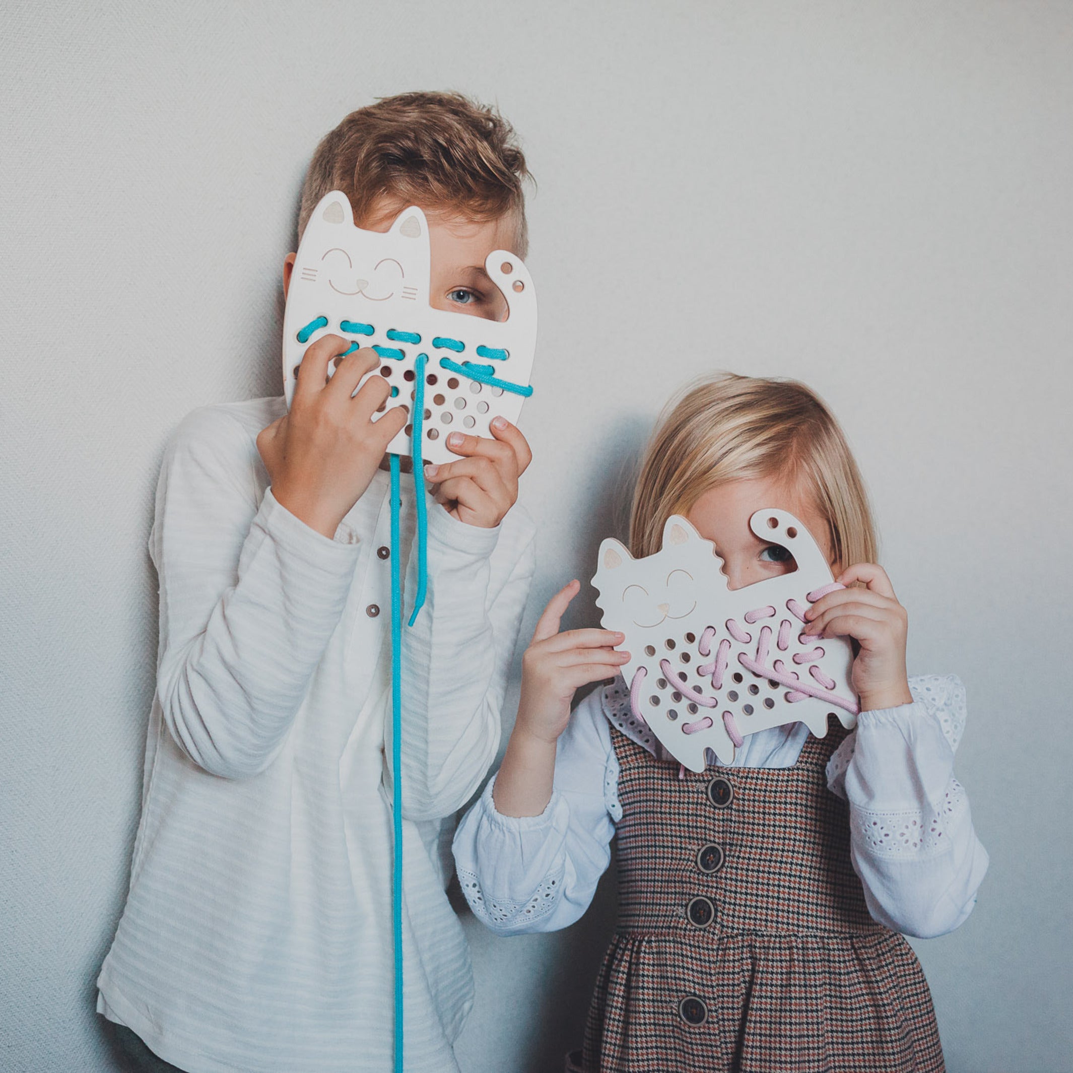 SOPHIA THE CAT - Fädelspielzeug aus Holz - Montessori - Katze | milin