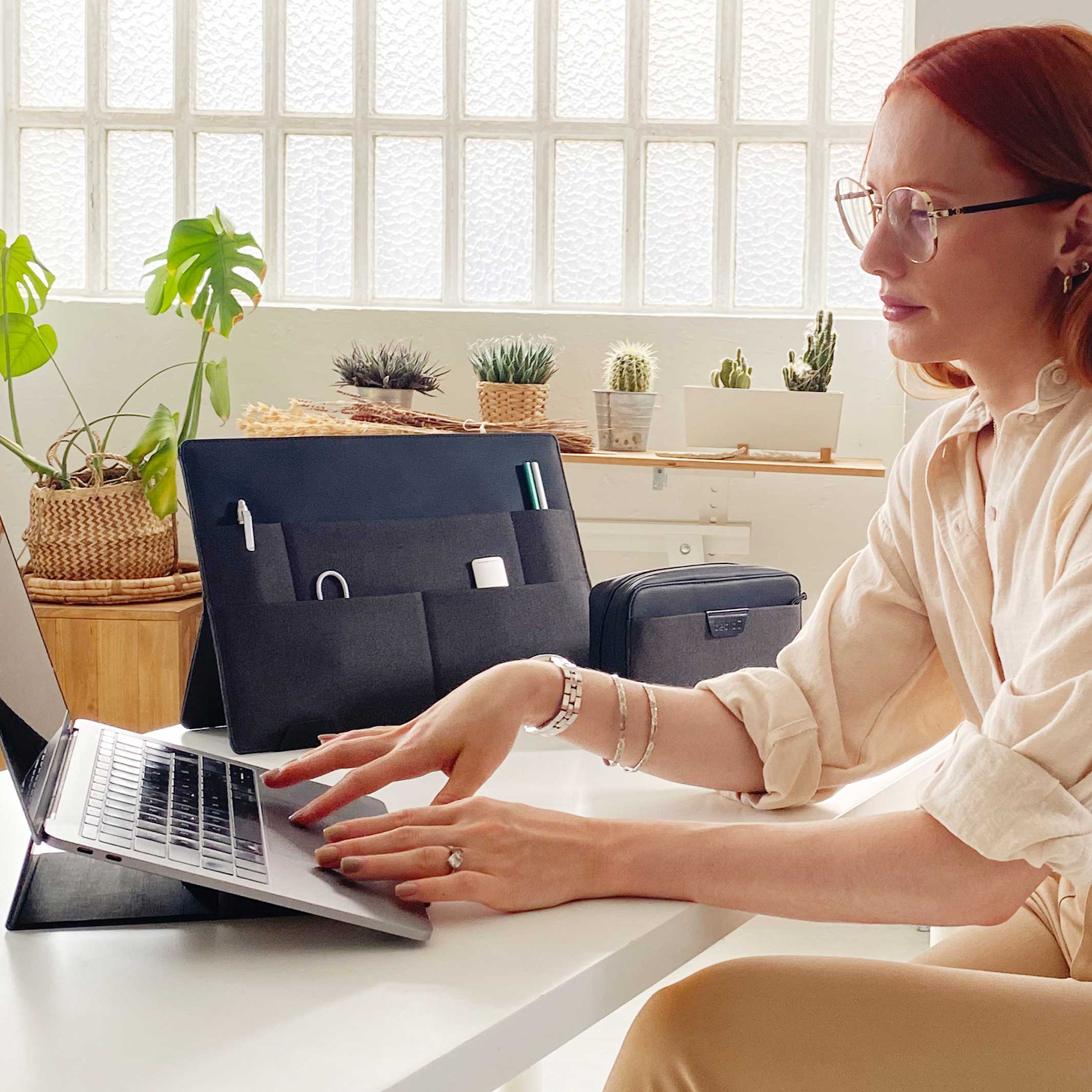 STAND-UP SLEEVE | Desktop-ORGANIZER mit Laptop- & Tablet-Hülle | 13 oder 15" | beblau