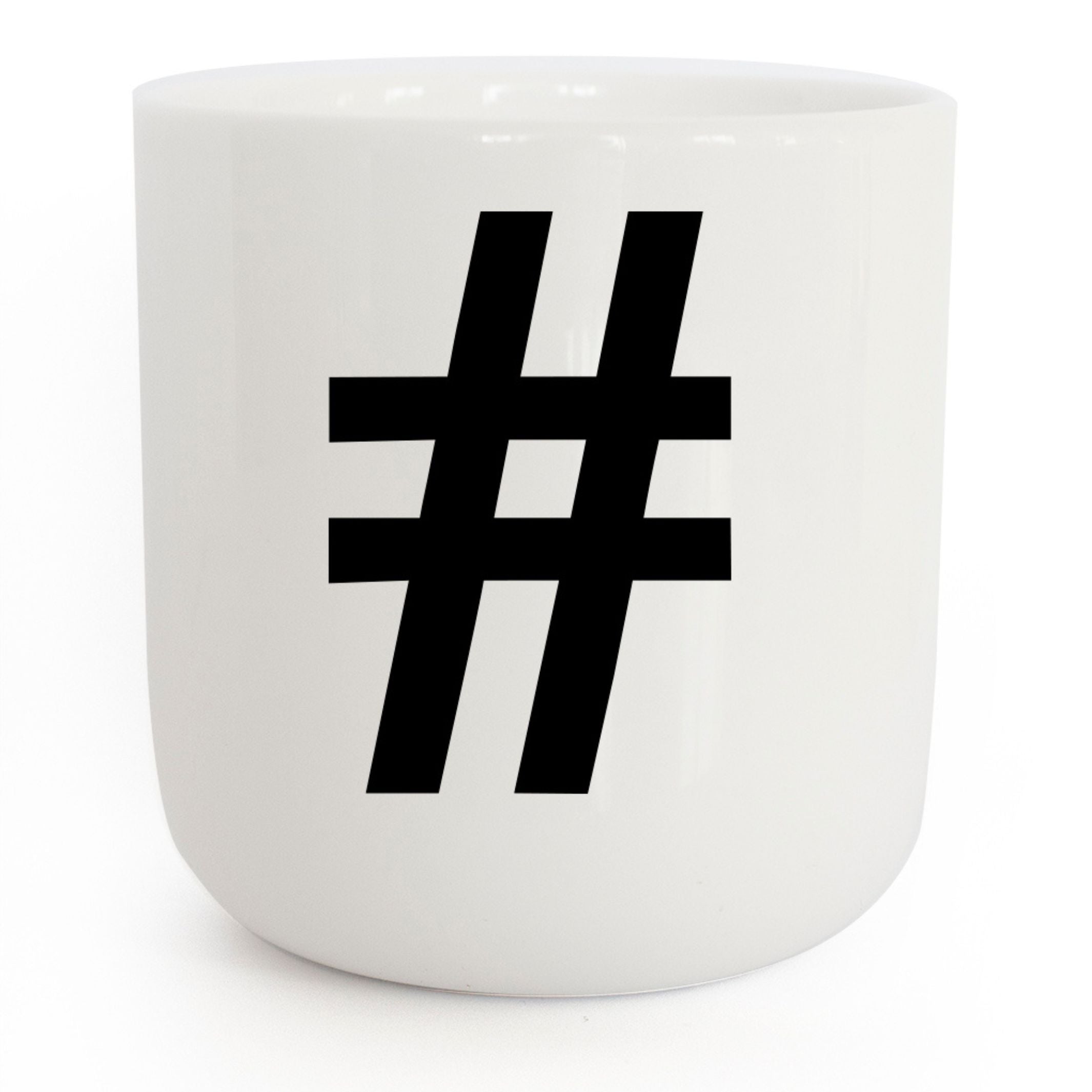 # - weisser Kaffee- & Tee-Becher mit schwarzer Typo | Letters & Glyphs Serie | PLTY