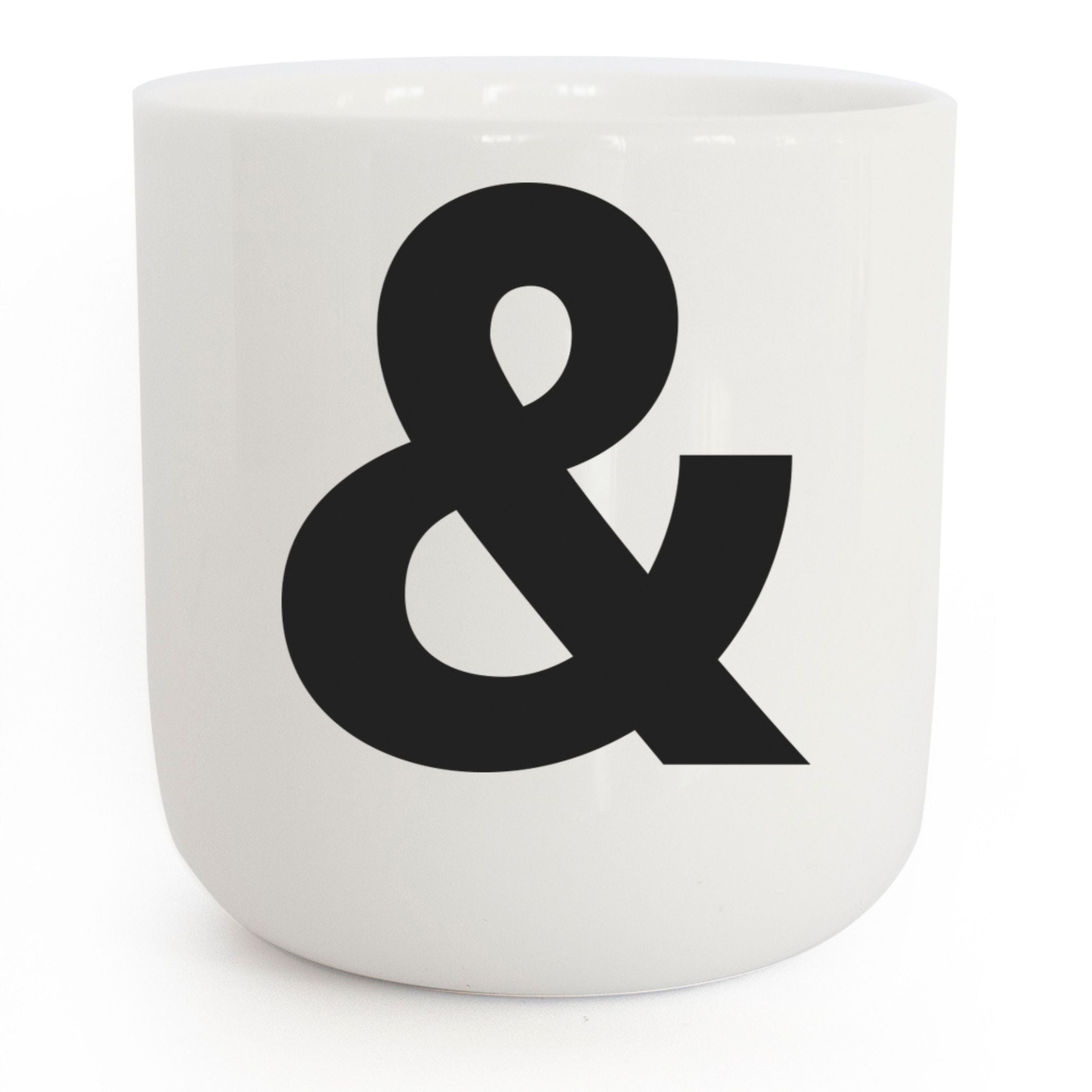 & - weisser Kaffee- & Tee-Becher mit schwarzer Typo | Letters & Glyphs Serie | PLTY