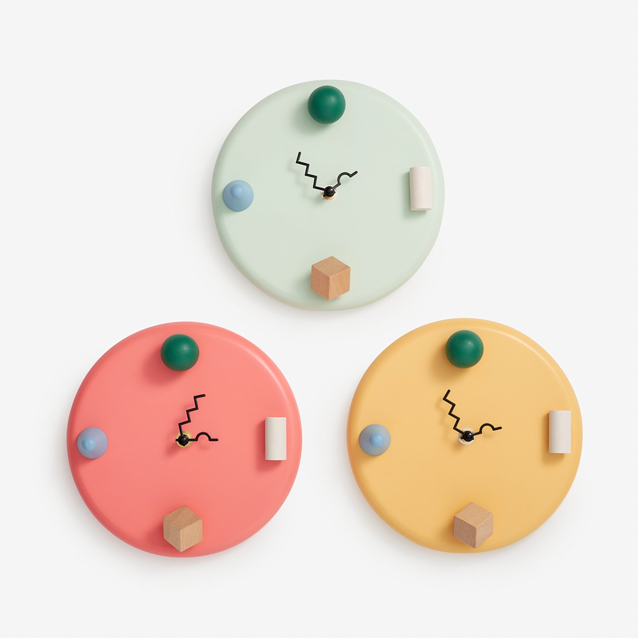 WALL CLOCKS | farbige WANDUHREN | dreidimensional & abstrakt D=20 cm | Pat Kim | Areaware