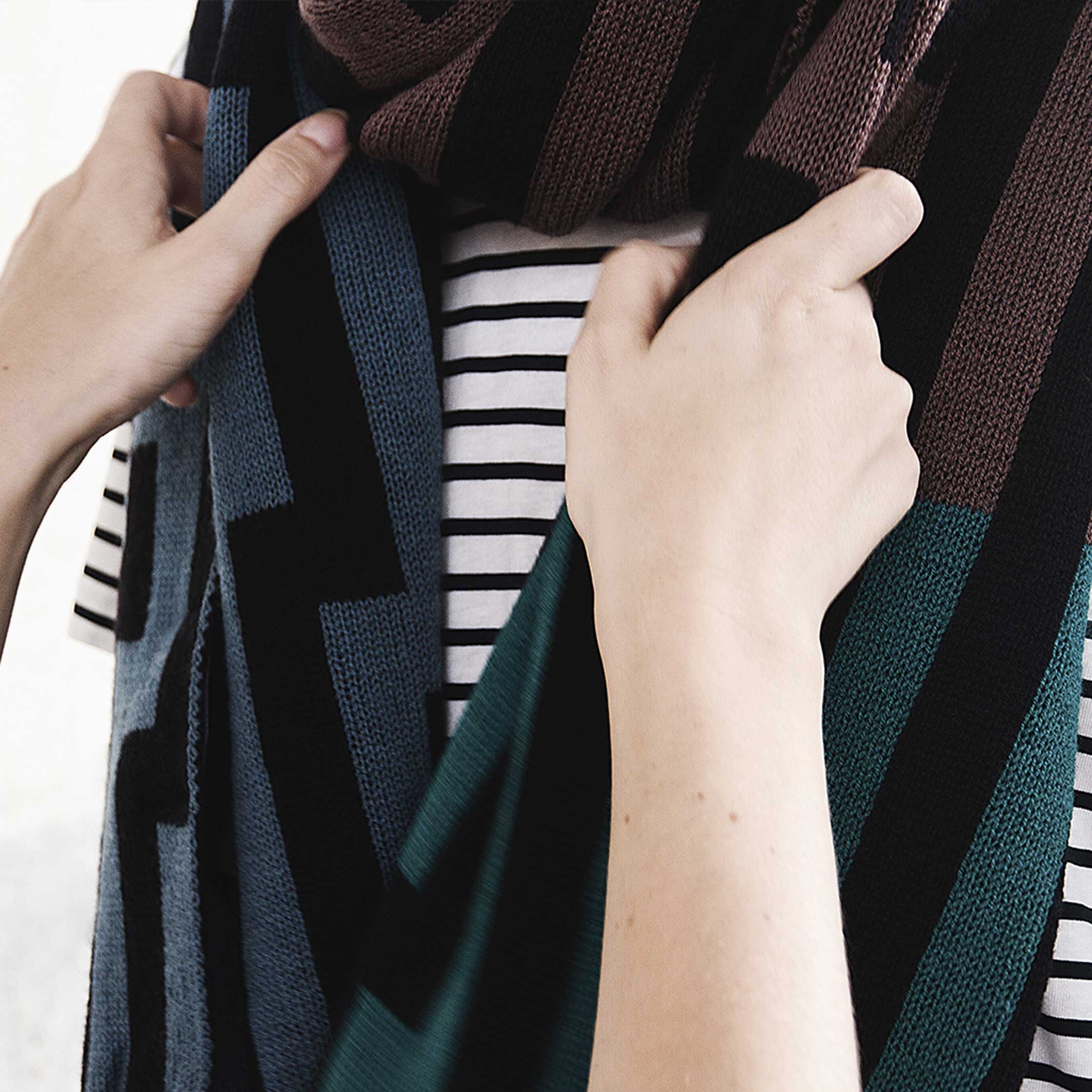 ZOOM ARRIÈRE BITMAP 1 | ÉCHARPE-ÉTOLE bleue, marron et menthe | 194x64 cm | 100% laine mérinos | Cristian Zuzunaga