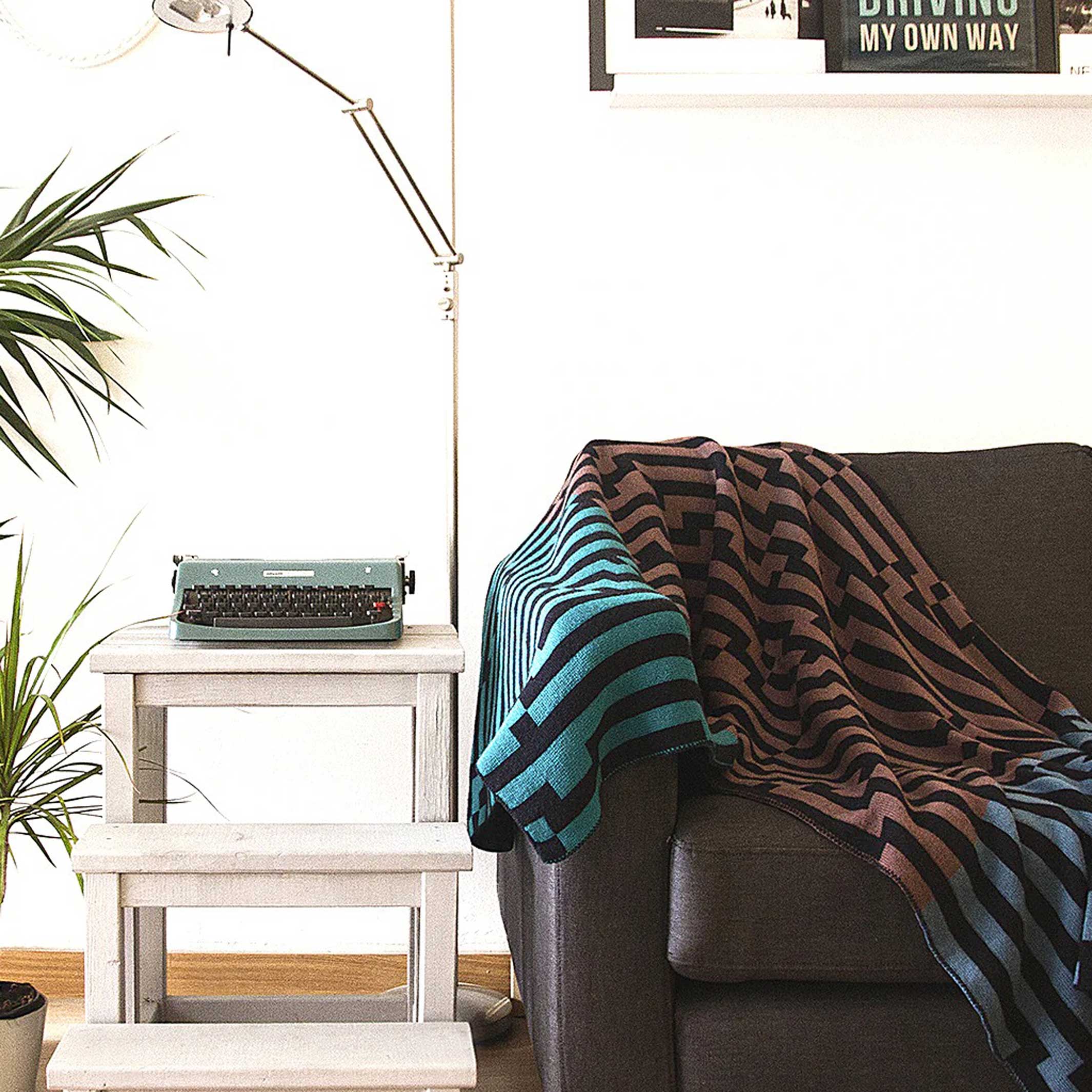 ZOOM ARRIÈRE BITMAP 1 | Couvre-lit bleu, marron et menthe | 180x140 cm | 100% laine mérinos | Cristian Zuzunaga