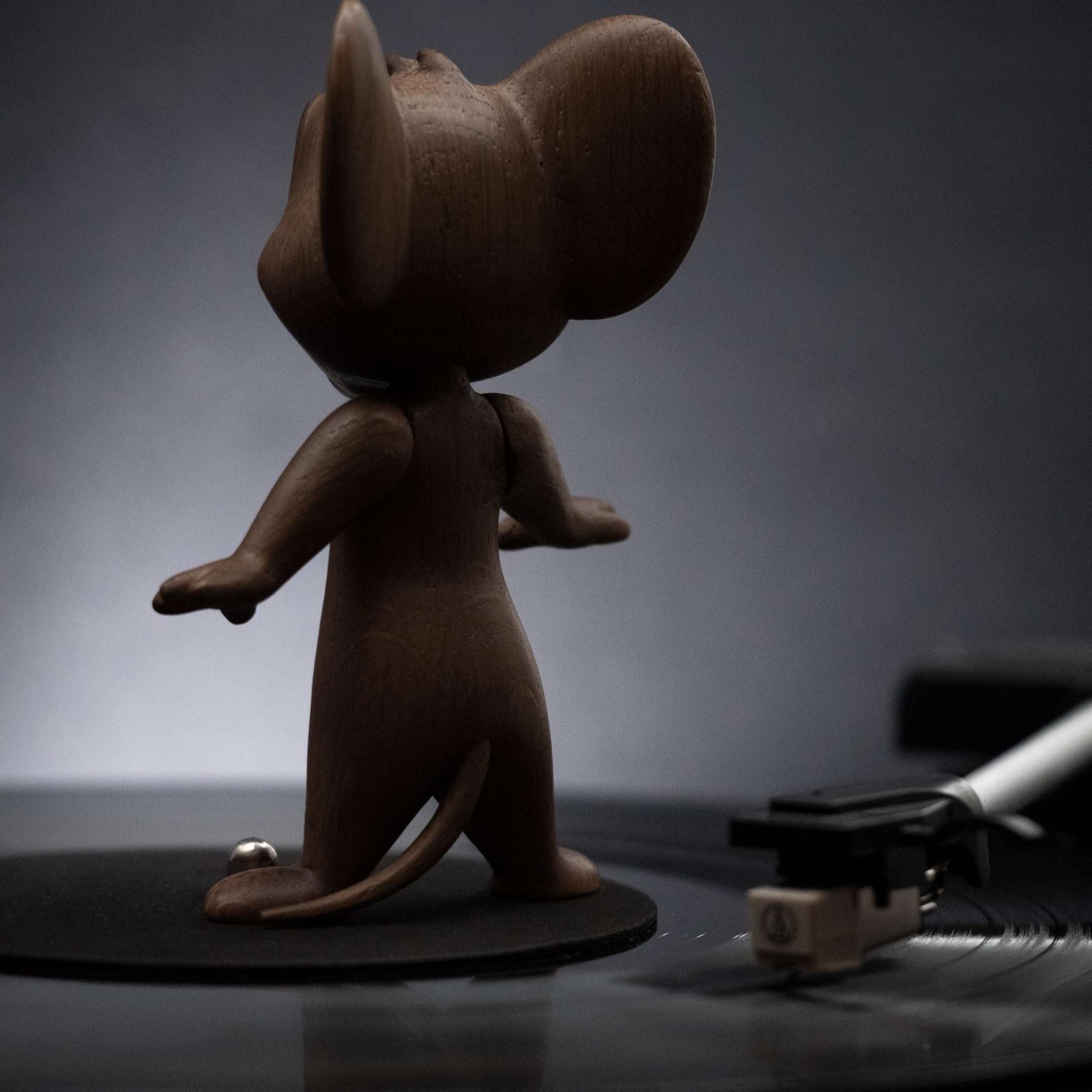 JERRY Large - Große Tom & Jerry Holzfigur - Eiche 20 cm hoch - Jakob Burgsø | boyhood