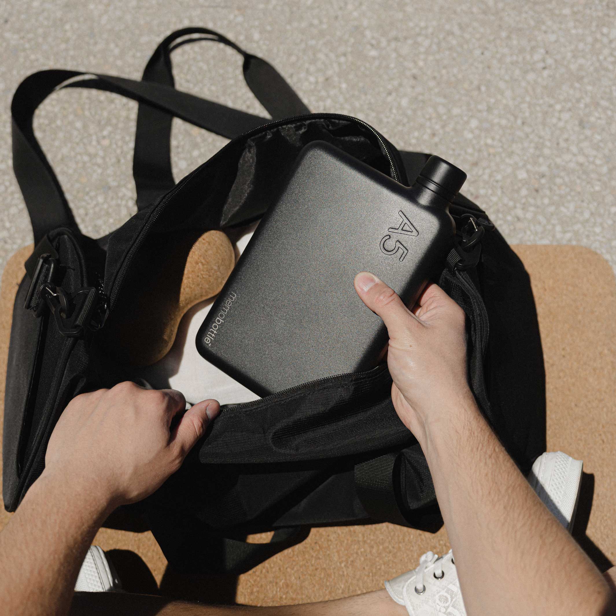 Bouteille en acier inoxydable A5 memobottle™ Noir | BOUTEILLE D'EAU ET DE BOISSON plate réutilisable | 1050ml