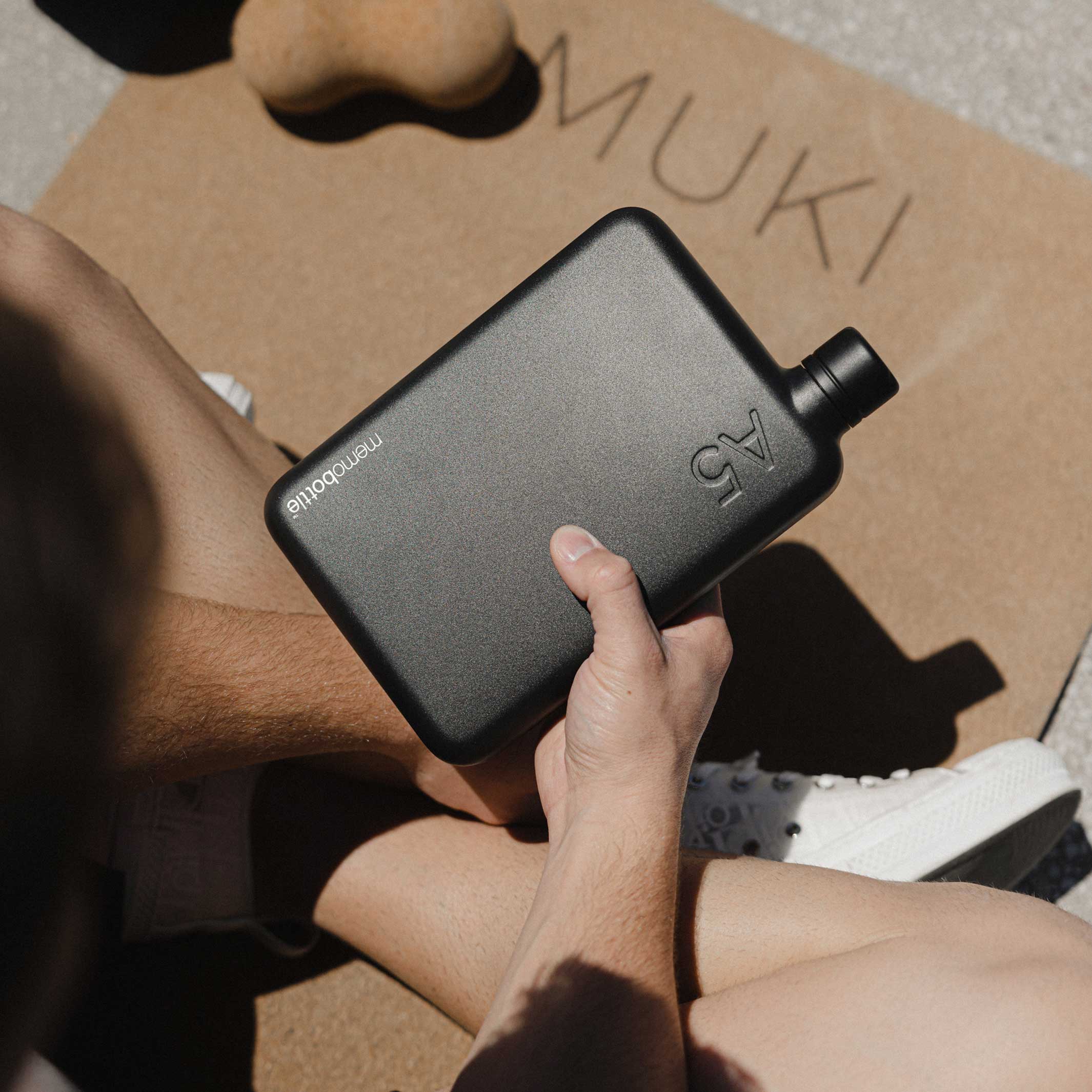 Bouteille en acier inoxydable A5 memobottle™ Noir | BOUTEILLE D'EAU ET DE BOISSON plate réutilisable | 1050ml