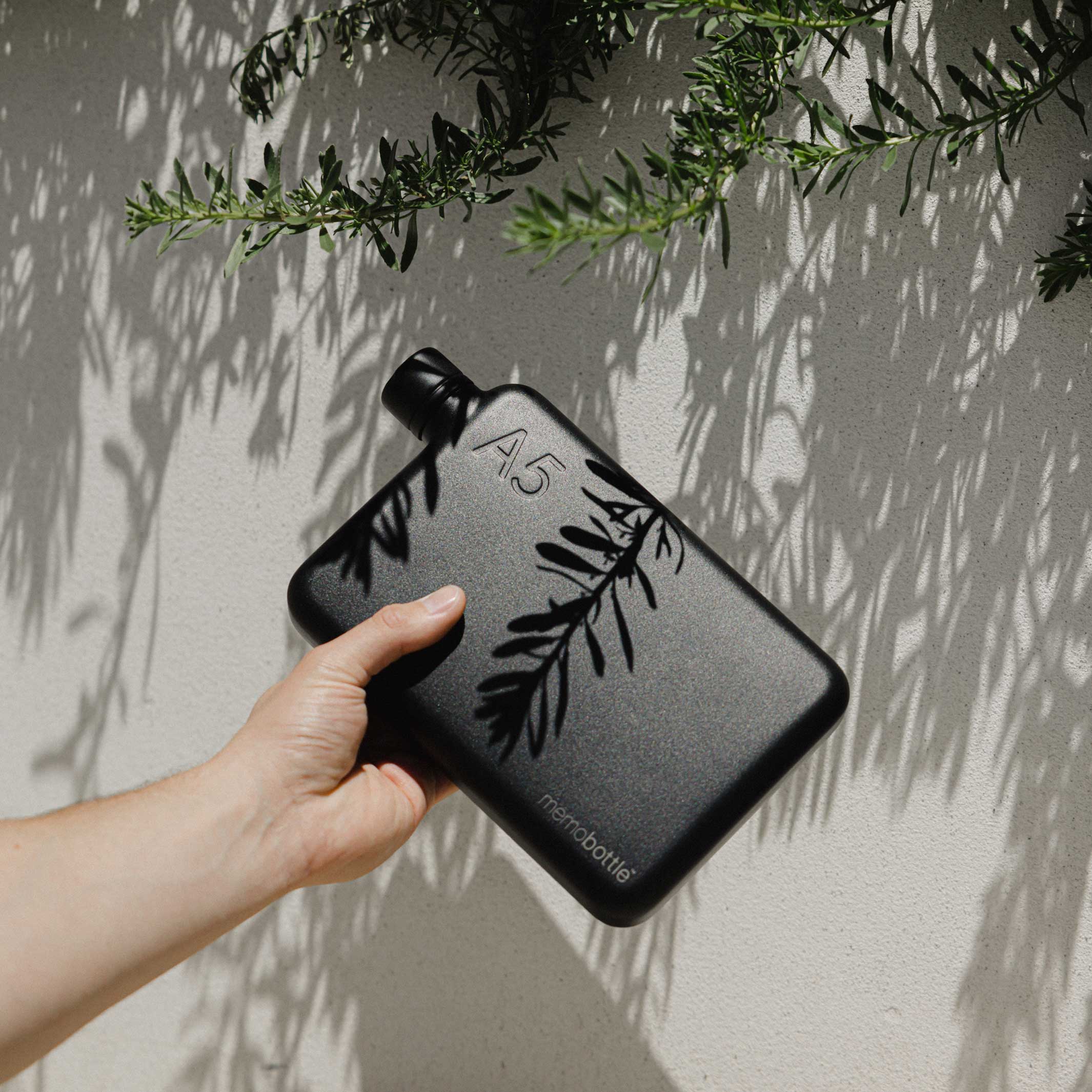Bouteille en acier inoxydable A5 memobottle™ Noir | BOUTEILLE D'EAU ET DE BOISSON plate réutilisable | 1050ml