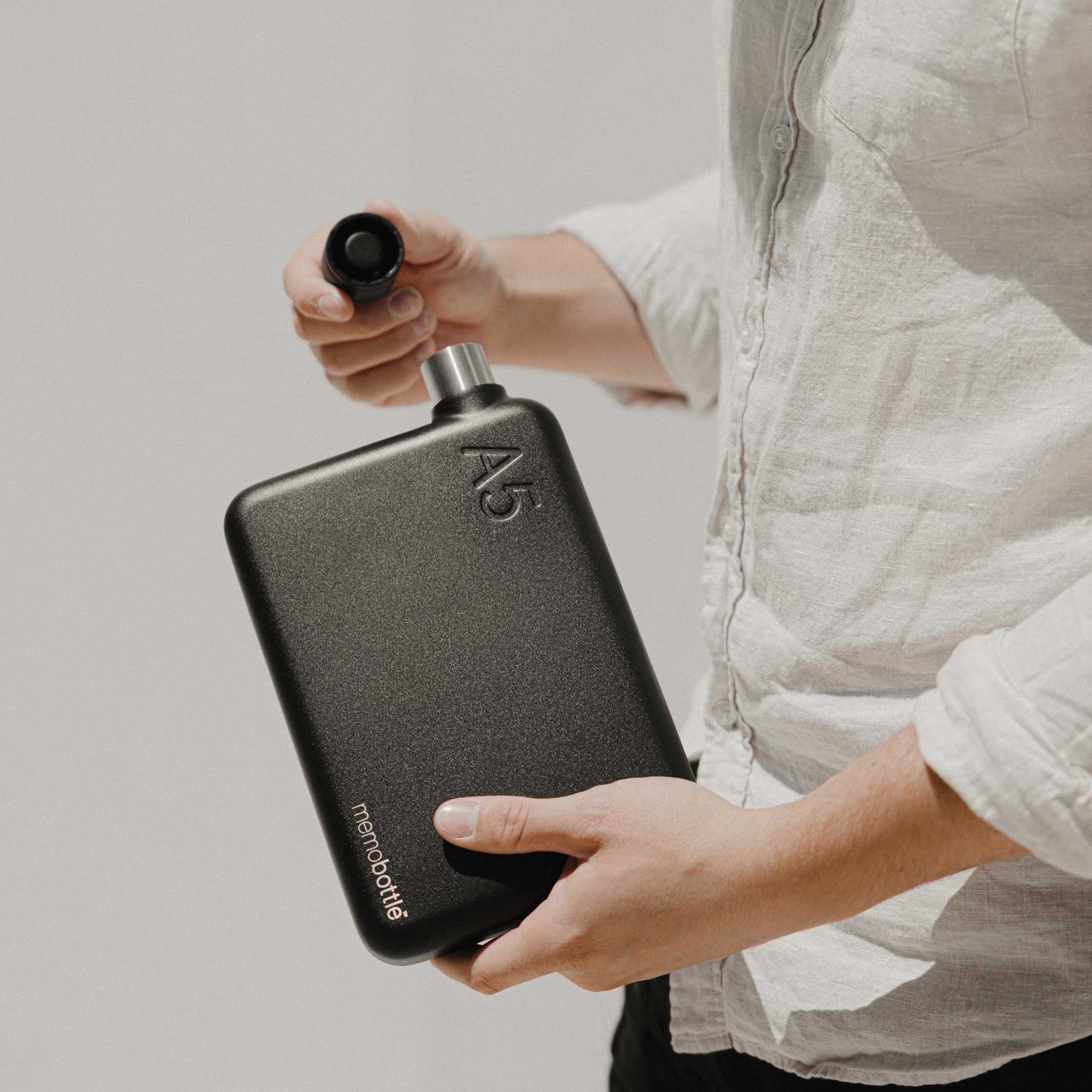 Bouteille en acier inoxydable A5 memobottle™ Noir | BOUTEILLE D'EAU ET DE BOISSON plate réutilisable | 1050ml