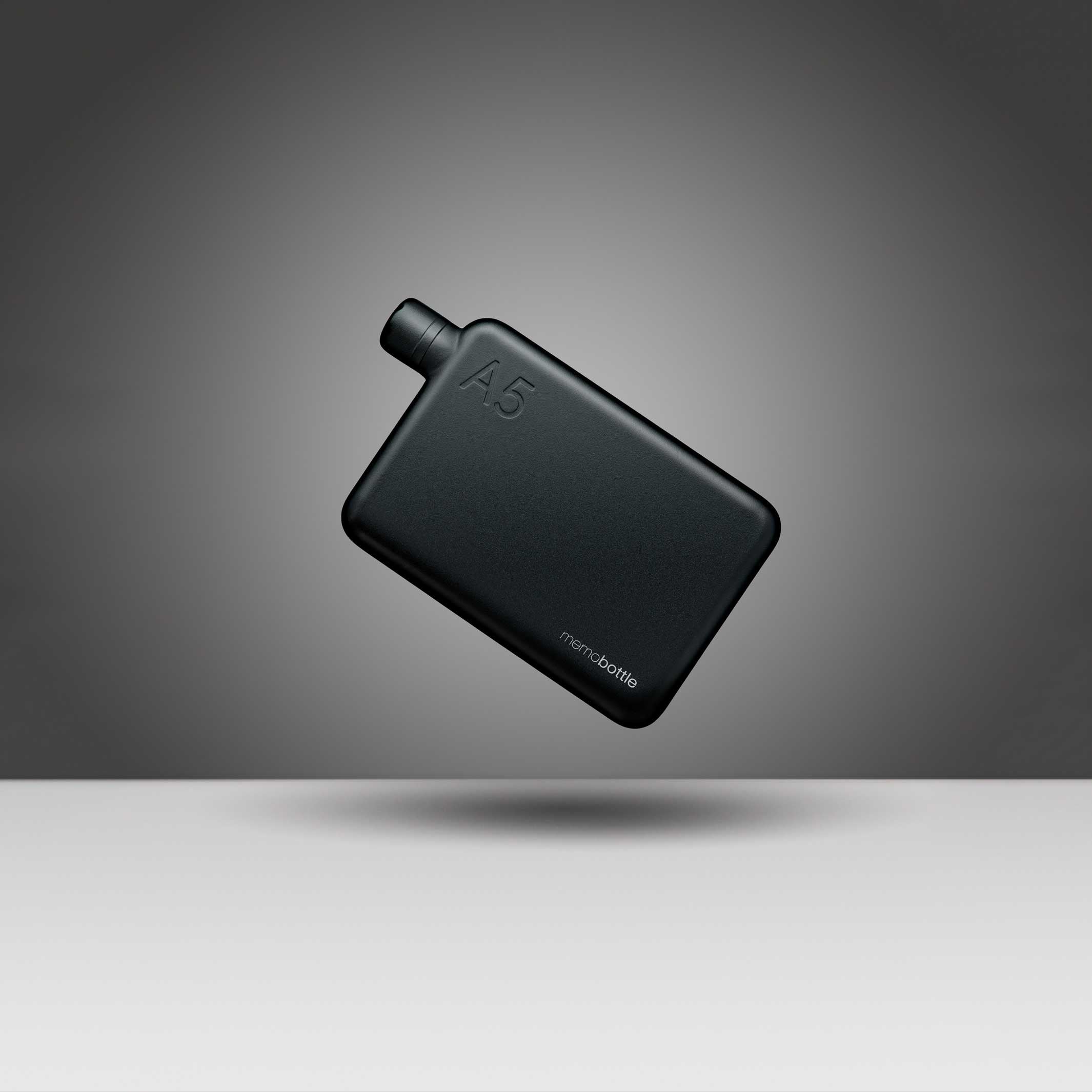 Bouteille en acier inoxydable A5 memobottle™ Noir | BOUTEILLE D'EAU ET DE BOISSON plate réutilisable | 1050ml