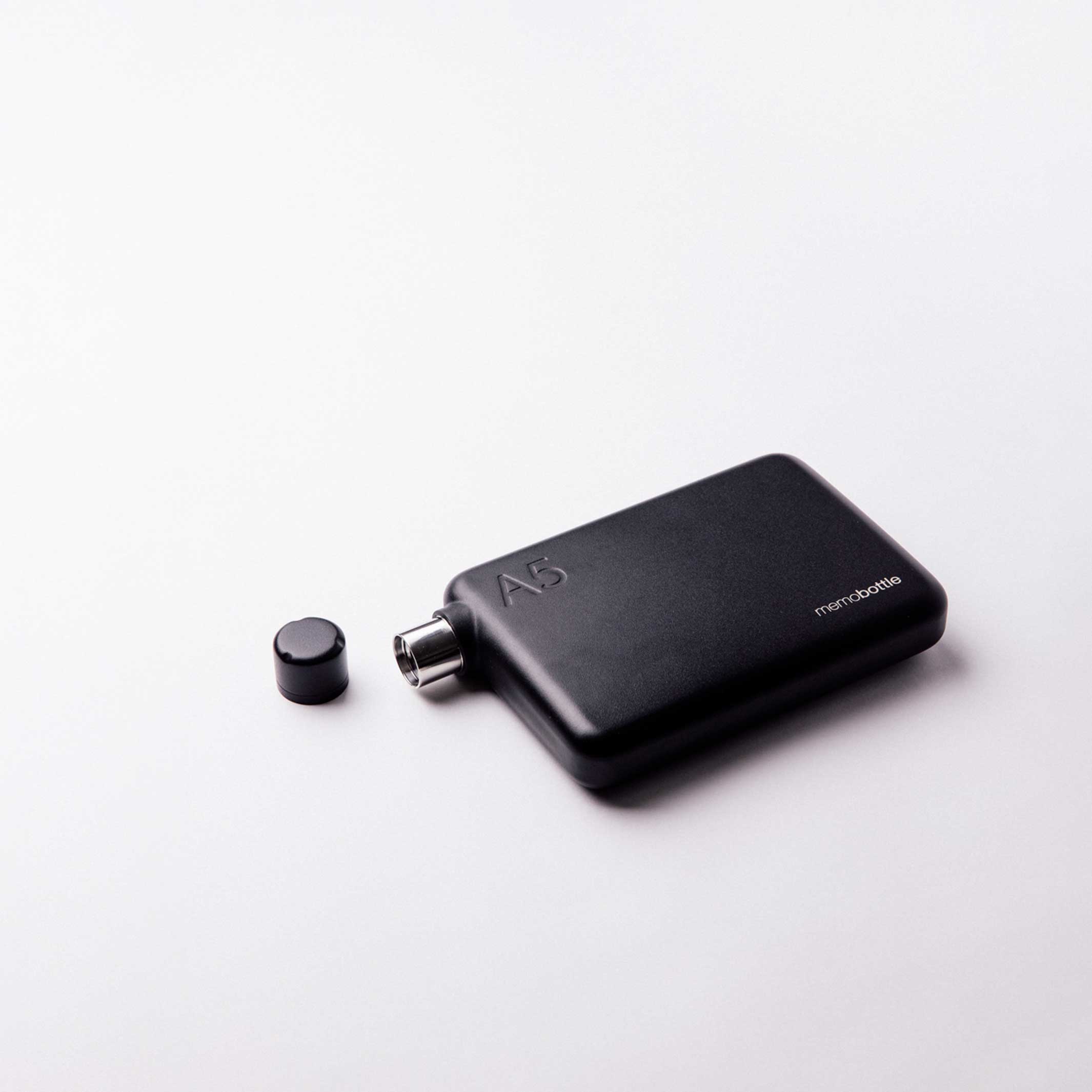 Bouteille en acier inoxydable A5 memobottle™ Noir | BOUTEILLE D'EAU ET DE BOISSON plate réutilisable | 1050ml