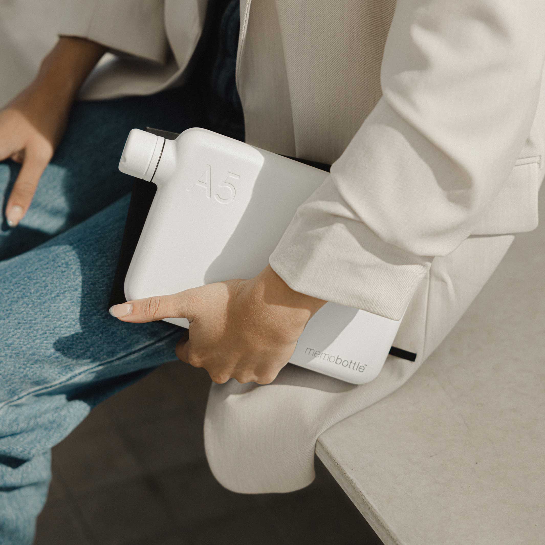 Bouteille en acier inoxydable A5 memobottle™ Blanc | BOUTEILLE D'EAU ET DE BOISSON plate réutilisable | 1050ml