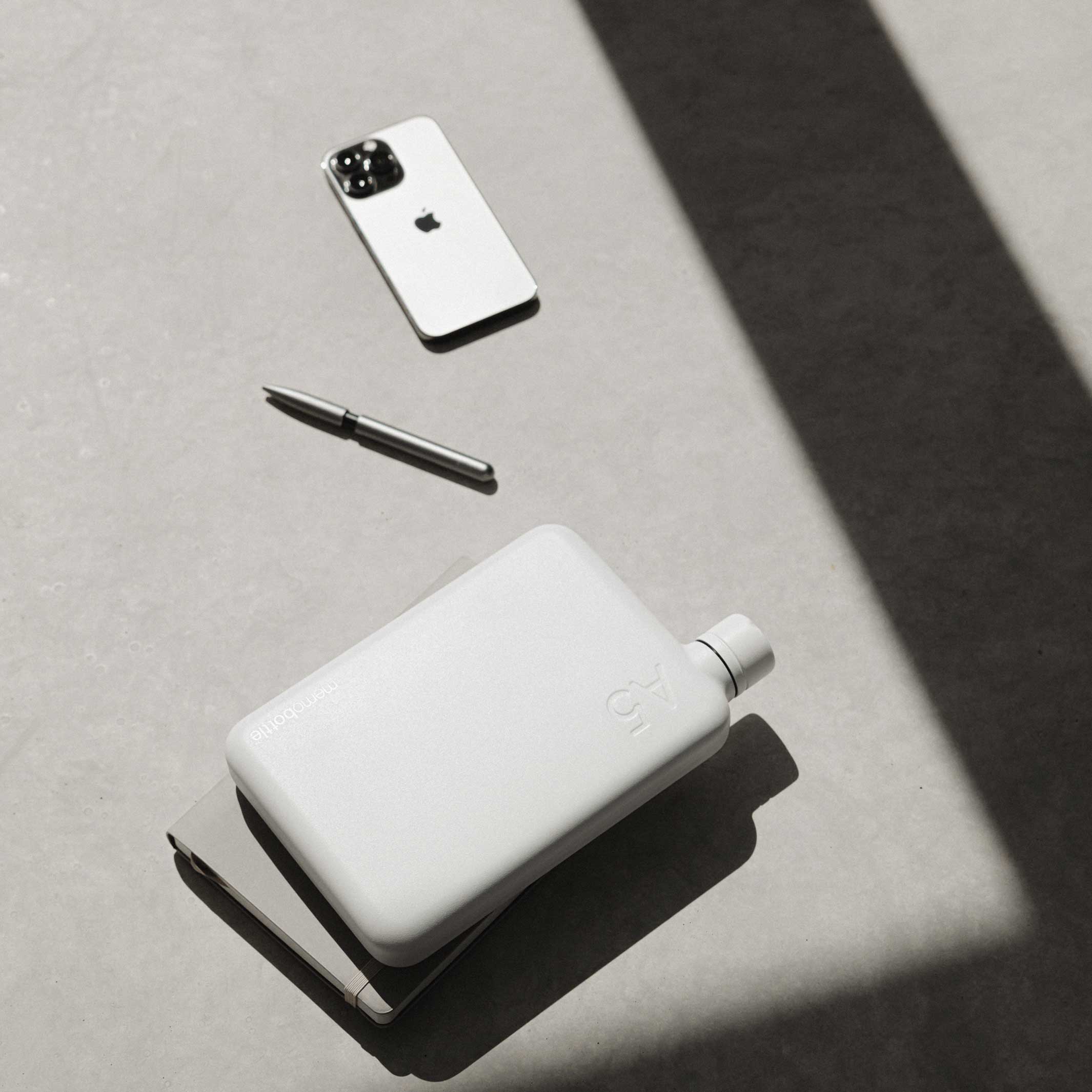 Bouteille en acier inoxydable A5 memobottle™ Blanc | BOUTEILLE D'EAU ET DE BOISSON plate réutilisable | 1050ml