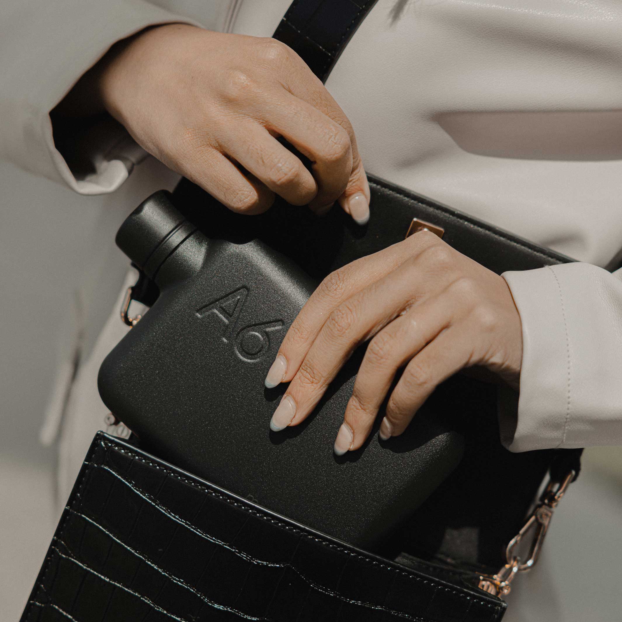 Bouteille en acier inoxydable A6 memobottle™ Noir | BOUTEILLE D'EAU ET DE BOISSON plate réutilisable | 500 ml