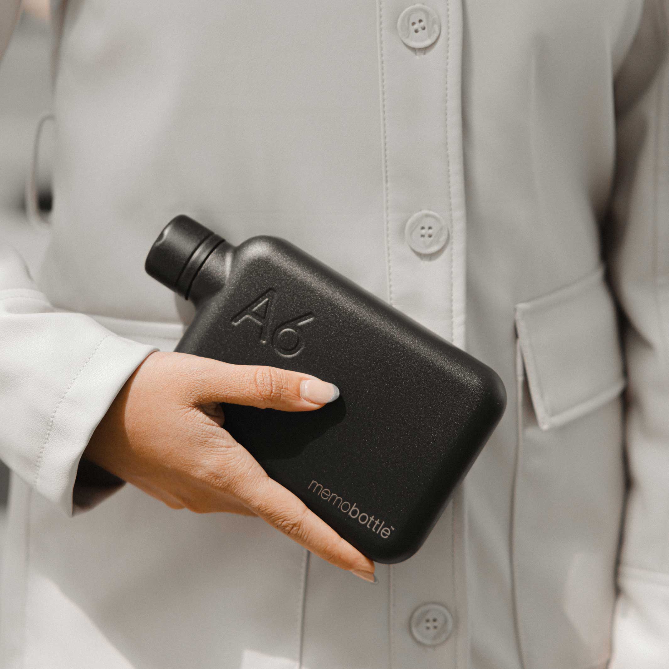 Bouteille en acier inoxydable A6 memobottle™ Noir | BOUTEILLE D'EAU ET DE BOISSON plate réutilisable | 500 ml