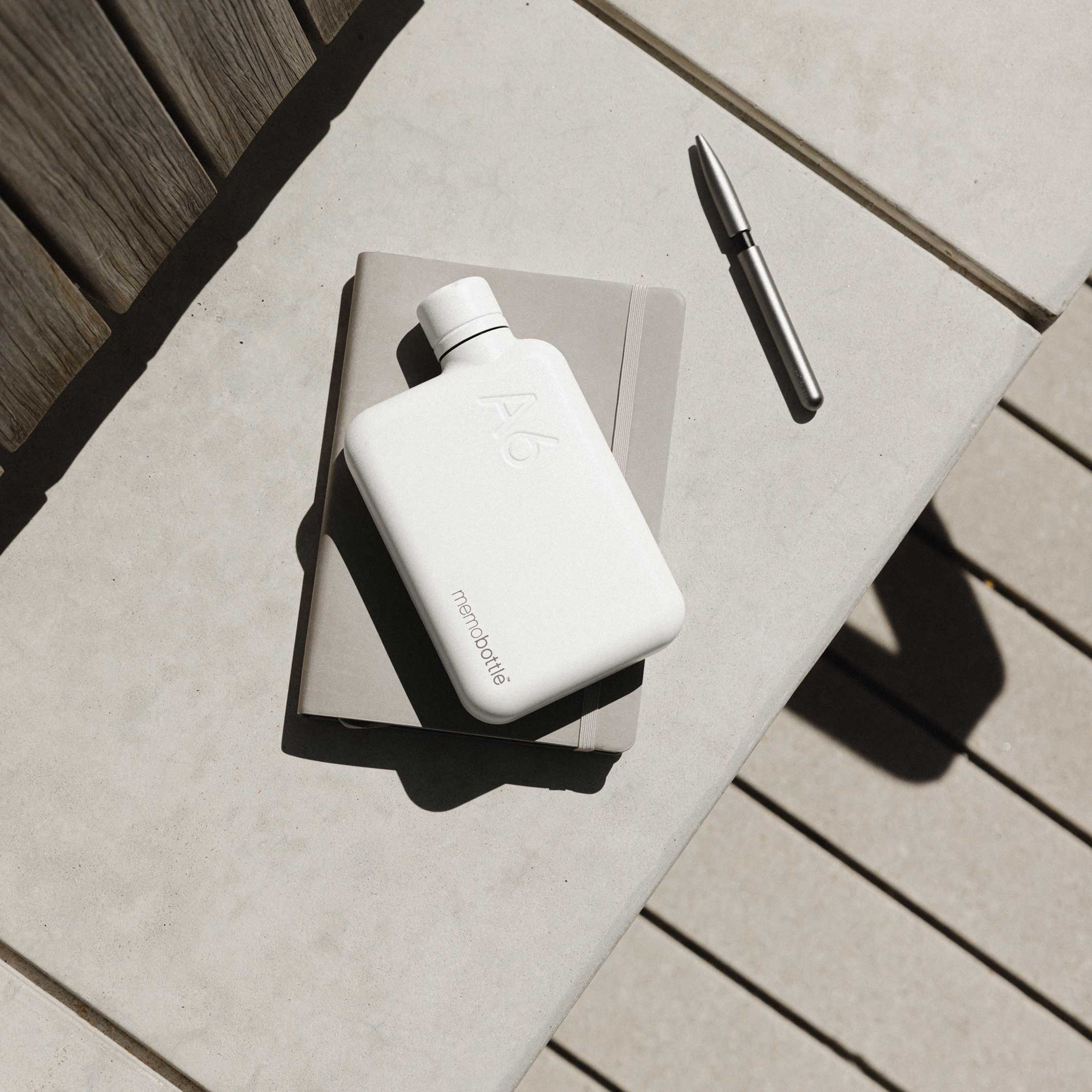 Bouteille en acier inoxydable A6 memobottle™ Blanc | BOUTEILLE D'EAU ET DE BOISSON plate réutilisable | 500 ml