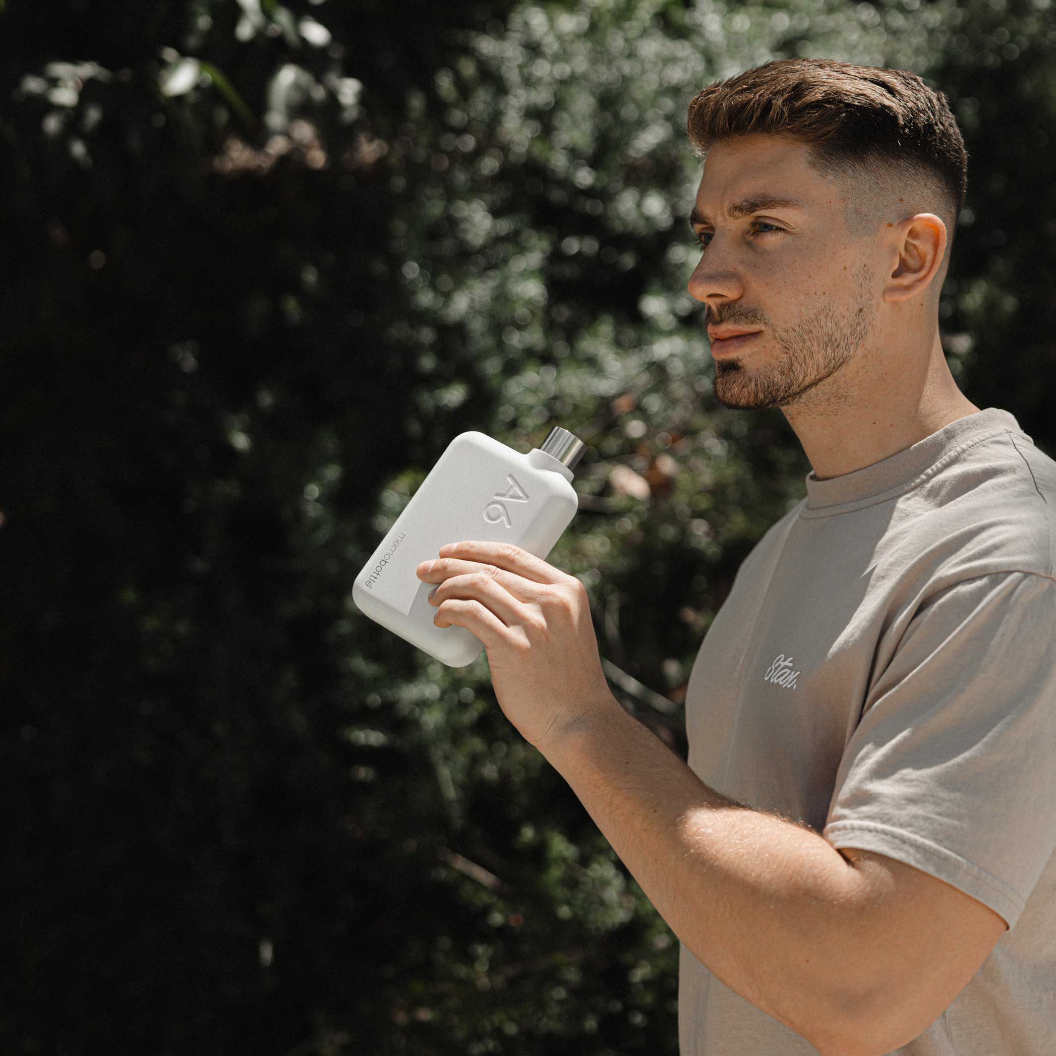 Bouteille en acier inoxydable A6 memobottle™ Blanc | BOUTEILLE D'EAU ET DE BOISSON plate réutilisable | 500 ml