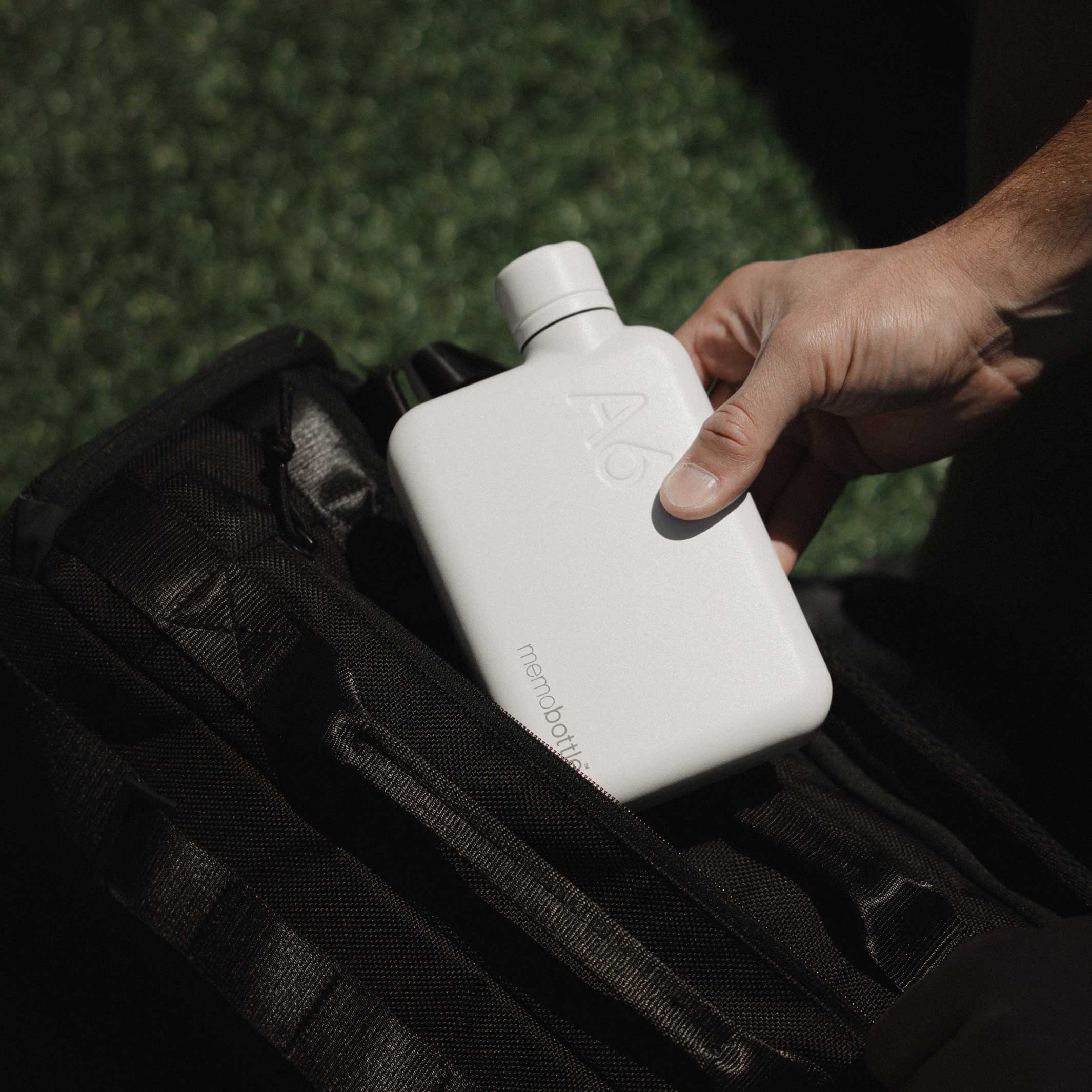 Bouteille en acier inoxydable A6 memobottle™ Blanc | BOUTEILLE D'EAU ET DE BOISSON plate réutilisable | 500 ml