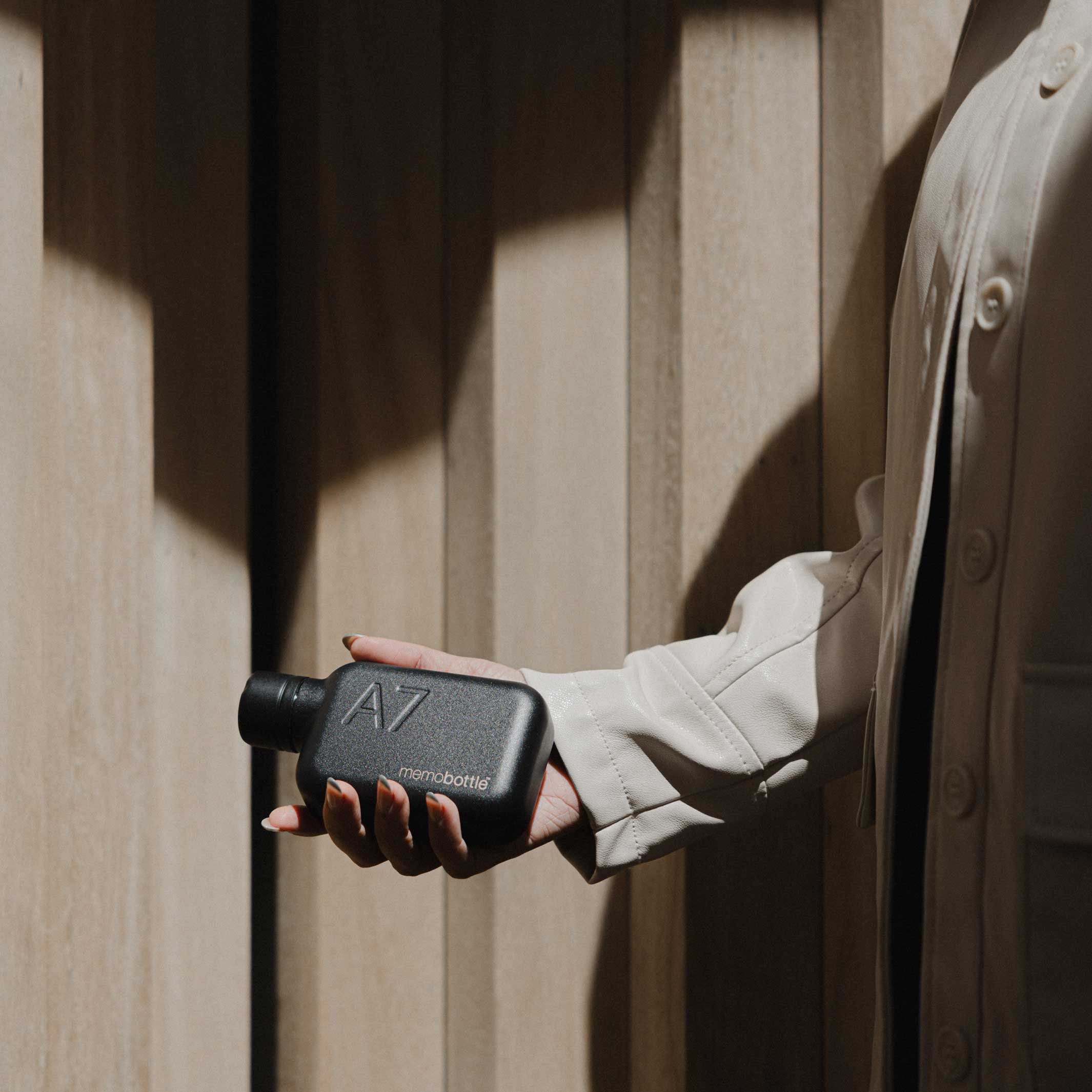 Bouteille en acier inoxydable A7 memobottle™ Noir | BOUTEILLE D'EAU ET DE BOISSON plate réutilisable | 250 ml