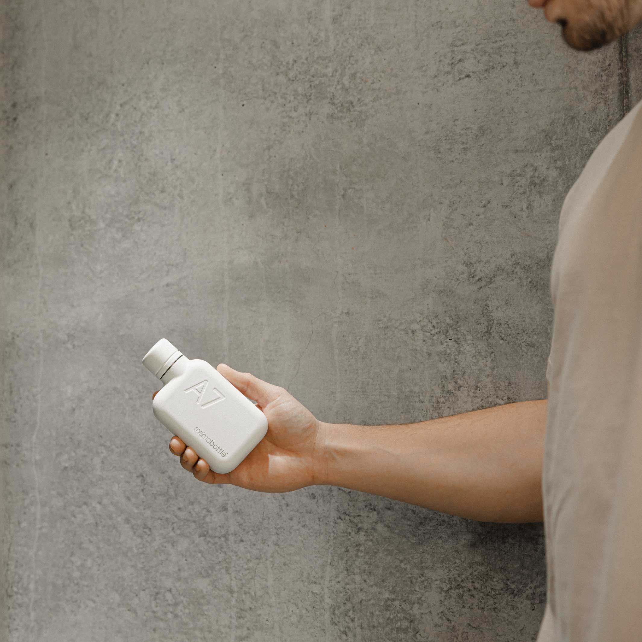 Bouteille en acier inoxydable A7 memobottle™ Blanc | BOUTEILLE D'EAU ET DE BOISSON plate réutilisable | 250 ml