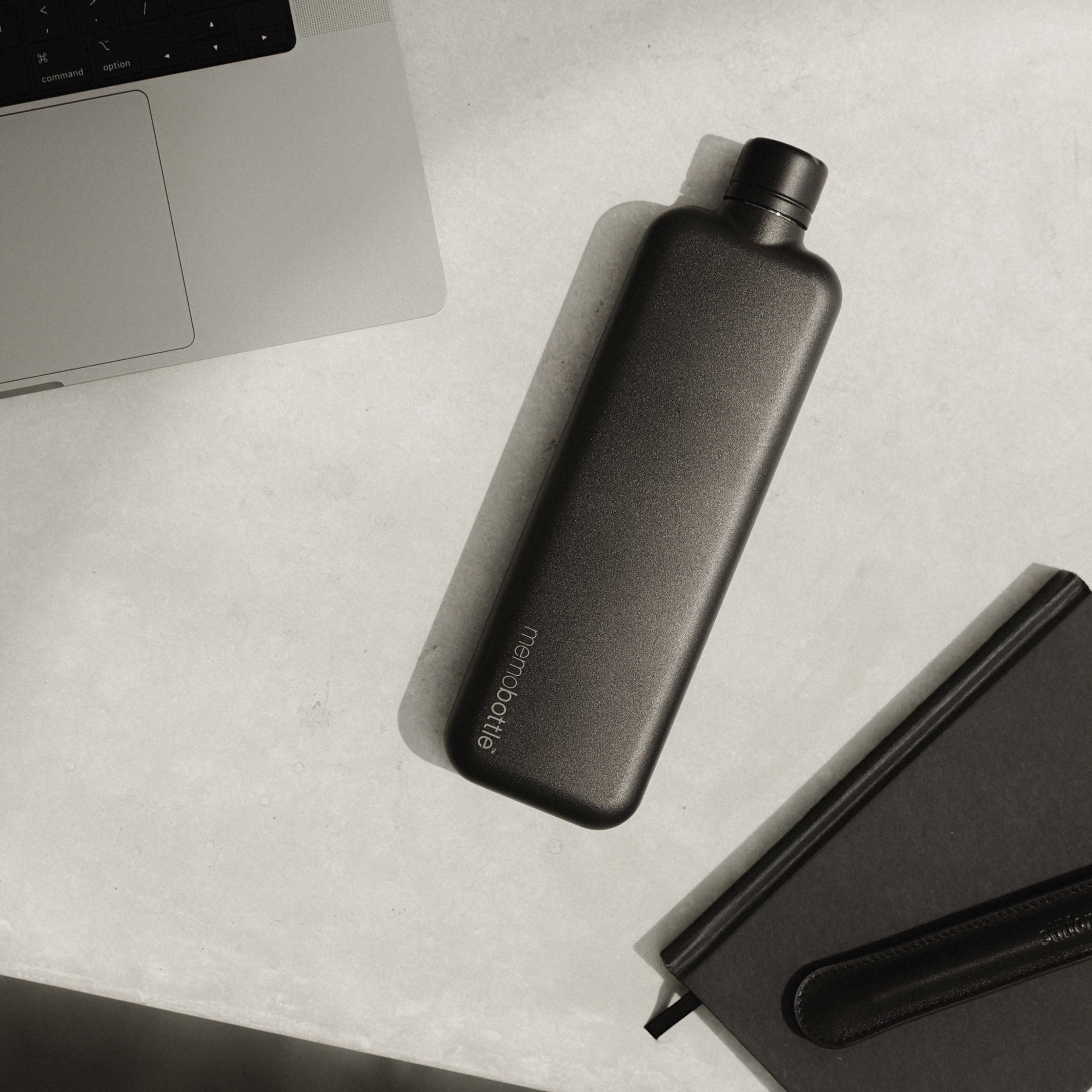 Bouteille SLIM en acier inoxydable memobottle™ Noir | BOUTEILLE D'EAU ET DE BOISSON plate réutilisable | 600 ml