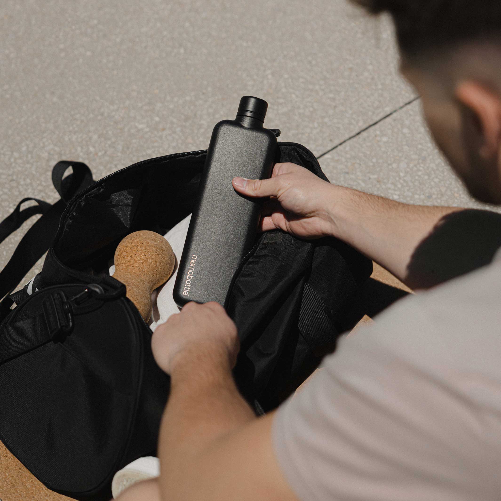 Bouteille SLIM en acier inoxydable memobottle™ Noir | BOUTEILLE D'EAU ET DE BOISSON plate réutilisable | 600 ml