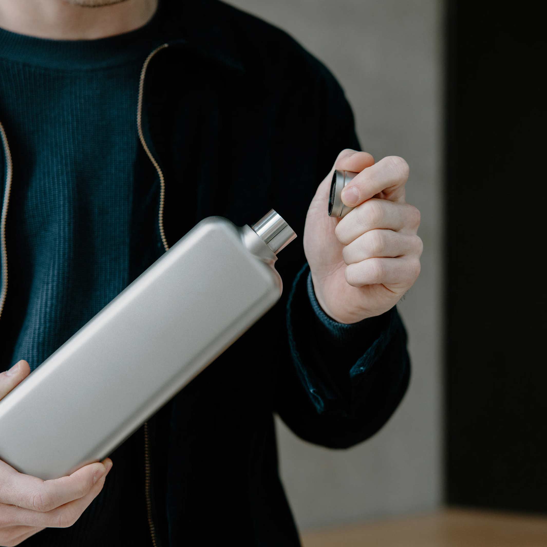 SLIM Edelstahlflasche memobottle™ SATIN | flache wiederverwendbare TRINK- & WASSERFLASCHE | 600 ml