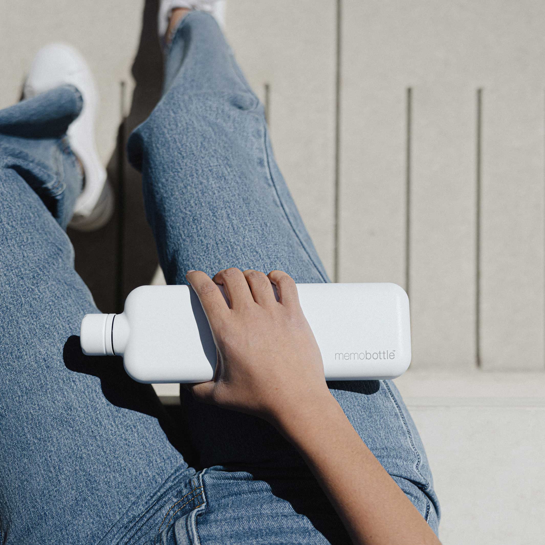 Bouteille SLIM en acier inoxydable memobottle™ Blanc | BOUTEILLE D'EAU ET DE BOISSON plate réutilisable | 600 ml