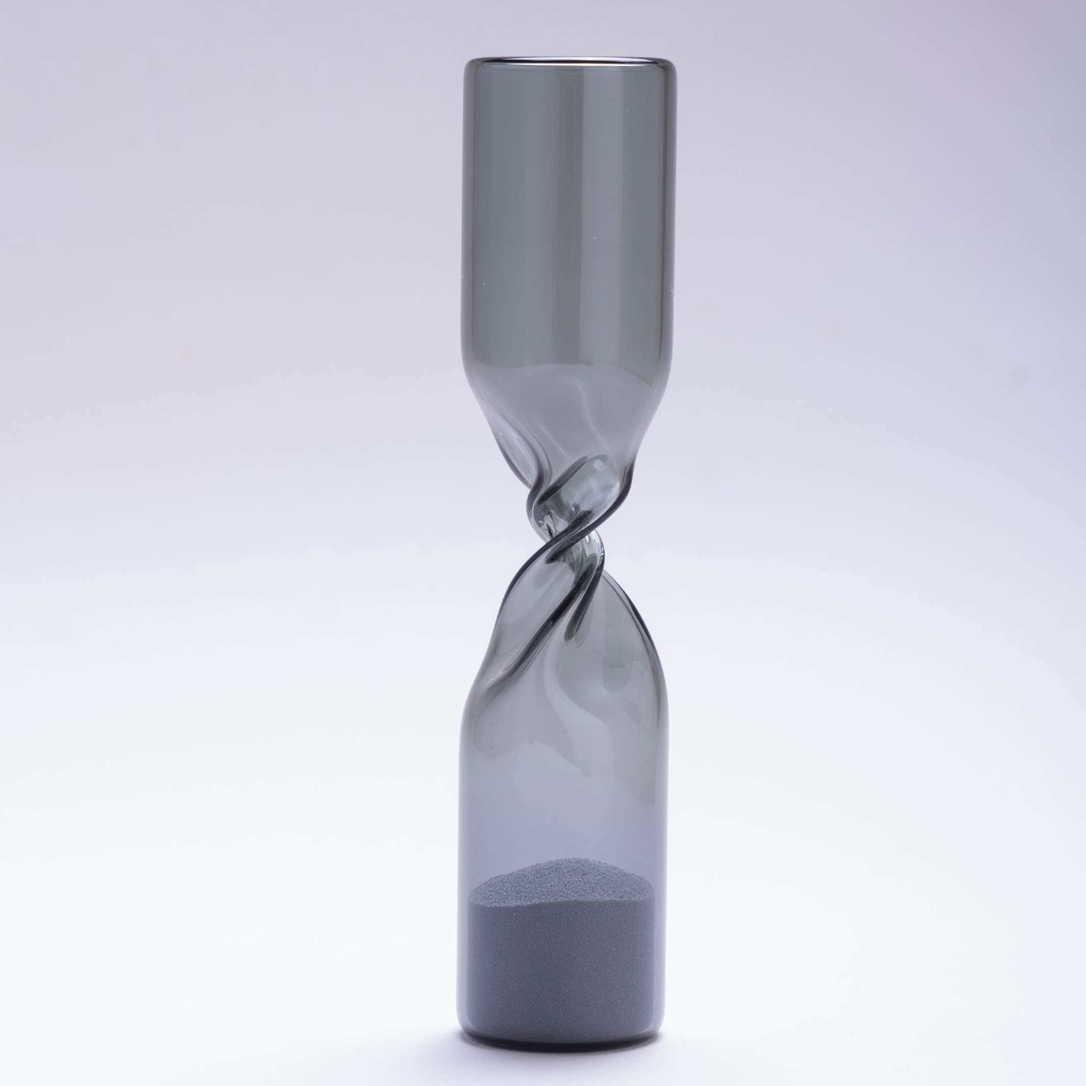 TIMELESS - meditative Sanduhr ohne Zeitmessung - mundgeblasenes Grauglas - Studio Cohaku | 100percent