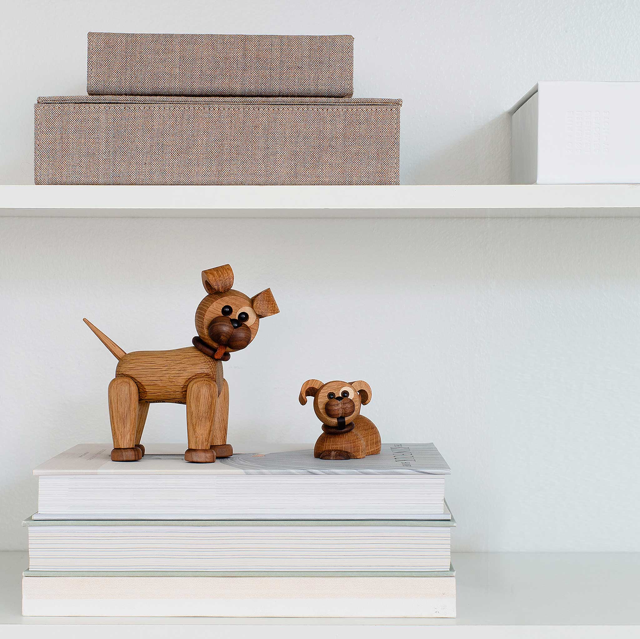 COCO | lustige, liegende HUNDE WELPIN | Holz-DEKOFIGUR | Chresten Sommer | Spring Copenhagen - Charles & Marie