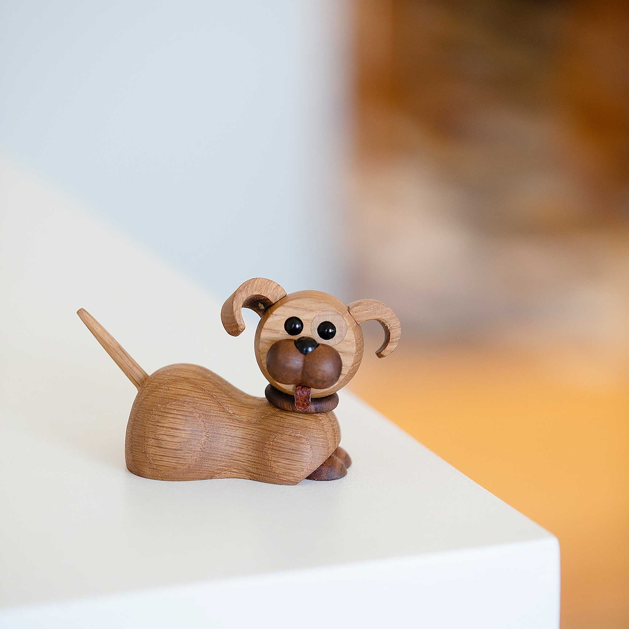 COCO | lustige, liegende HUNDE WELPIN | Holz-DEKOFIGUR | Chresten Sommer | Spring Copenhagen - Charles & Marie