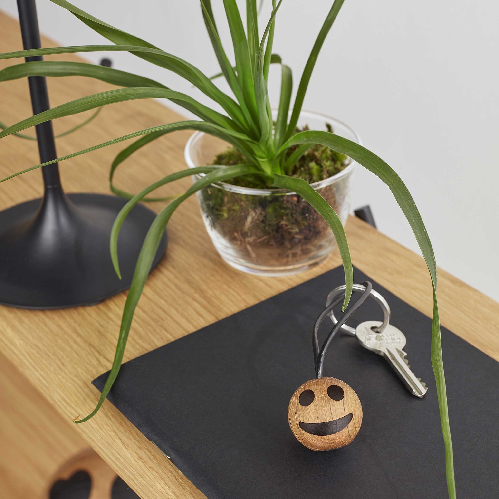 SPRING EMOTIONS KEYRING | visage souriant | PORTE-CLÉS Émoticône en bois | mencke & vagnby | Spring Copenhagen