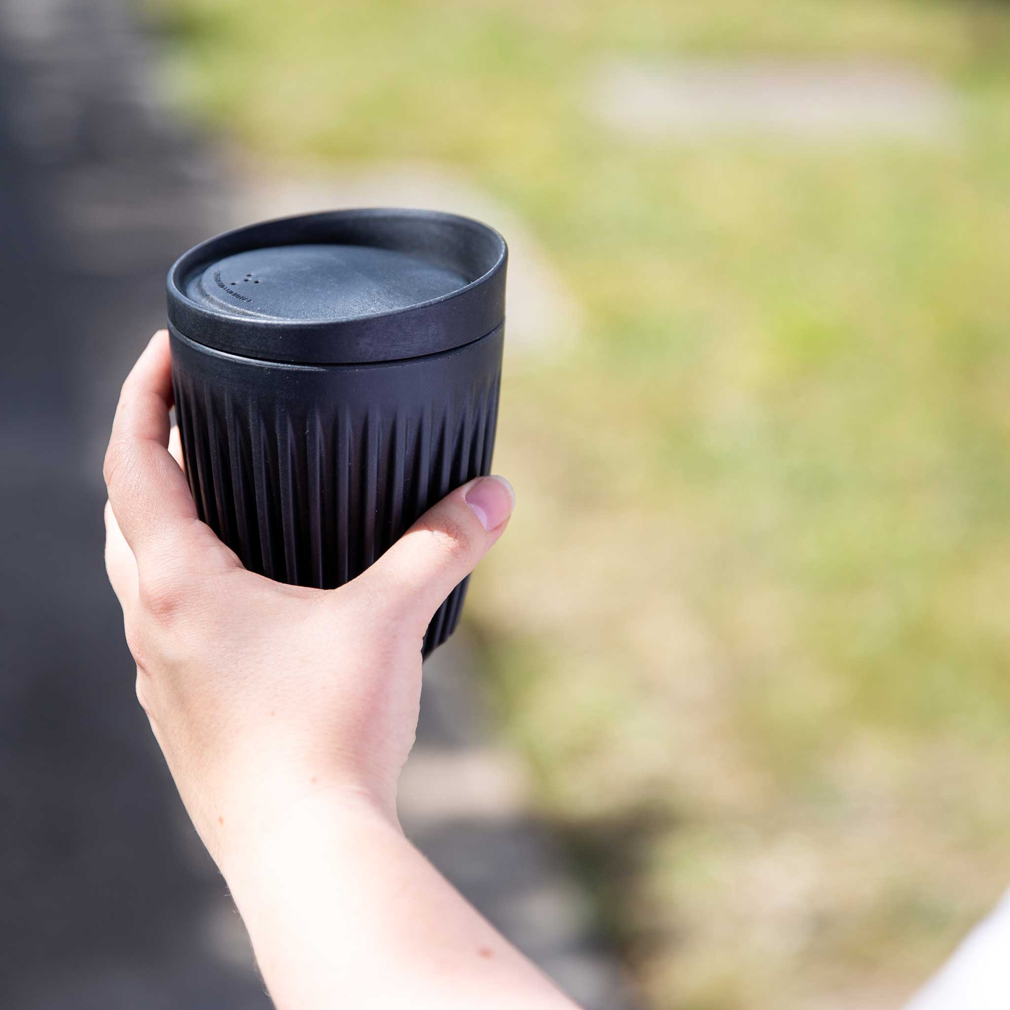 HUSKEE CUP & LID Charcoal | wiederverwendbare KAFFEE & TEE-BECHER aus Kaffee-Schalen | Huskee - Charles & Marie