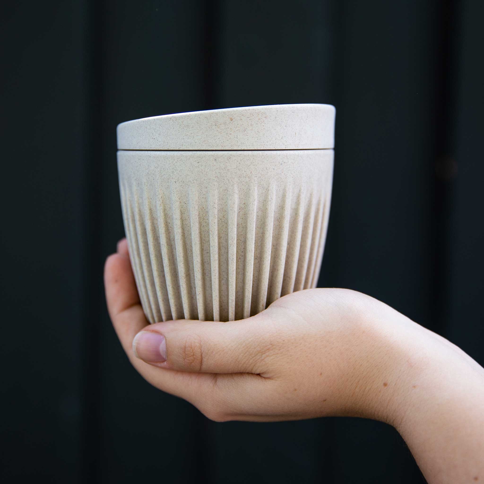 HUSKEE CUP & LID Natur | wiederverwendbare KAFFEE & TEE-BECHER aus Kaffee-Schalen | Huskee - Charles & Marie