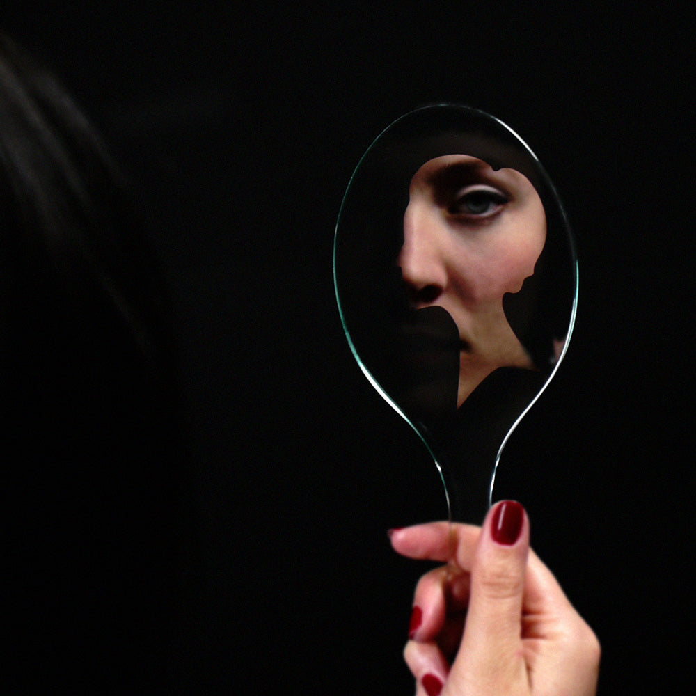 Me-Ror | HANDSPIEGEL | byAMT Alissia Melka-Teichroew | Charles & Marie