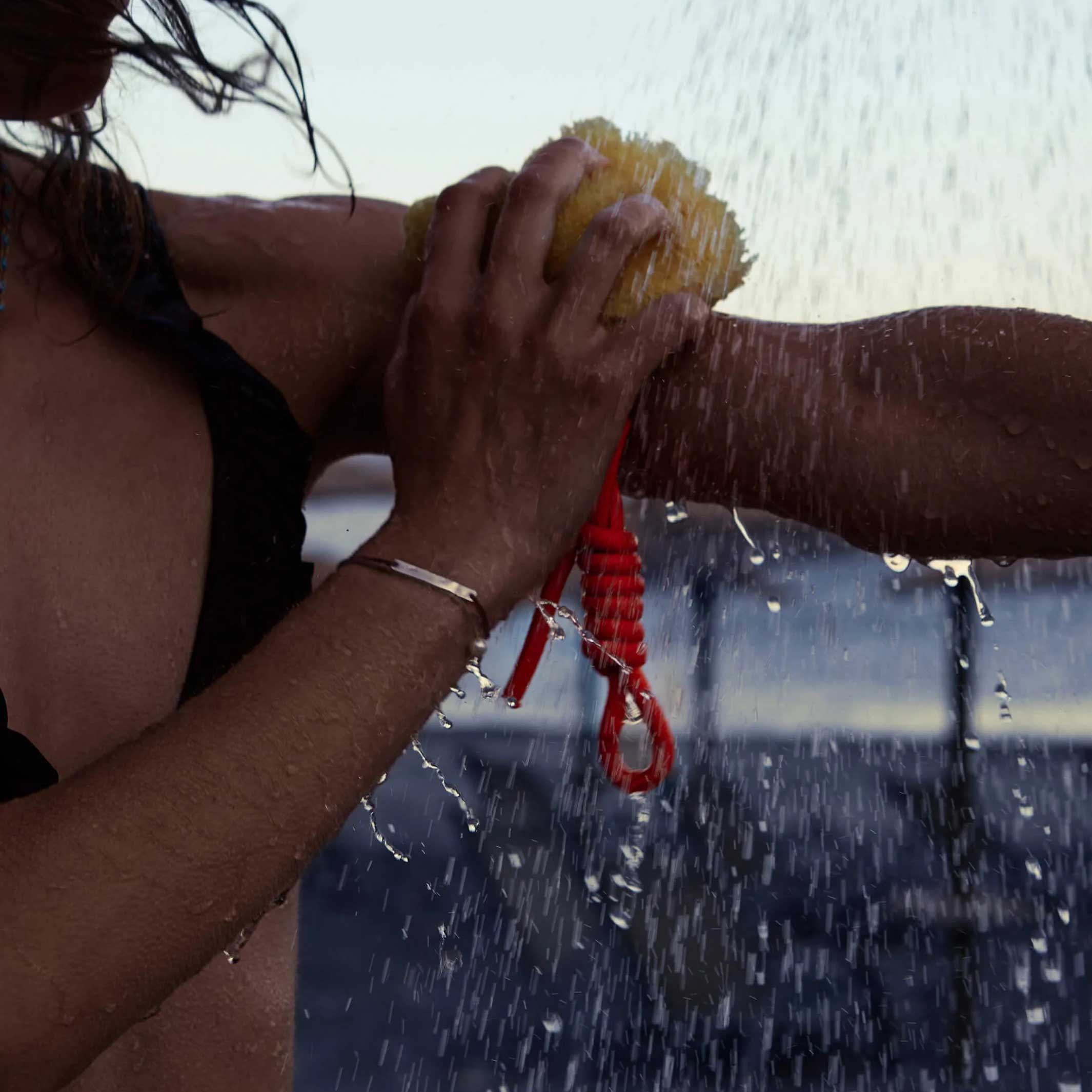 Mediterraner NATURSCHWAMM mit bunter PET Kordel | Suite702