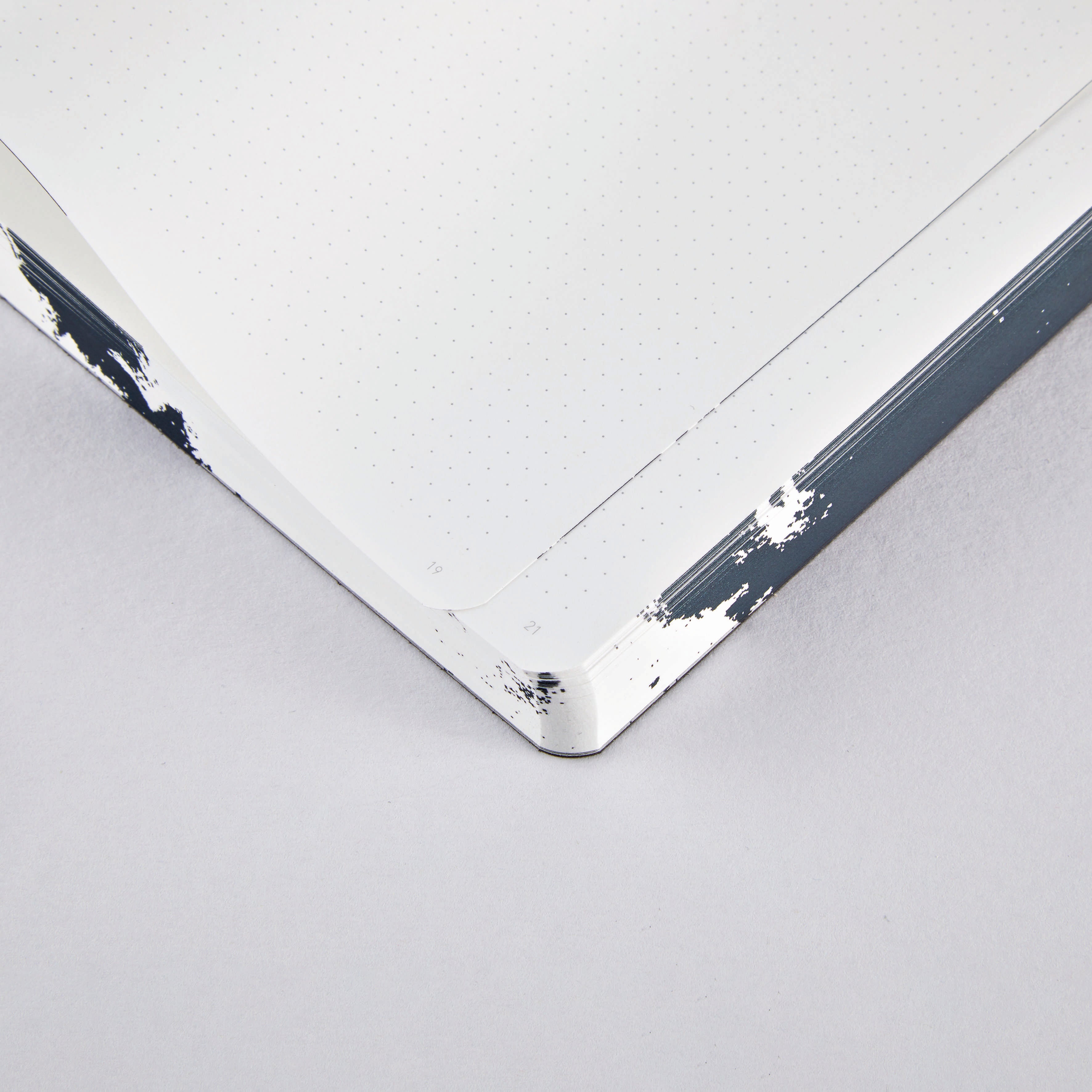 MOON | GRAPHIC L Serie | schwarzes NOTIZBUCH | Nuuna