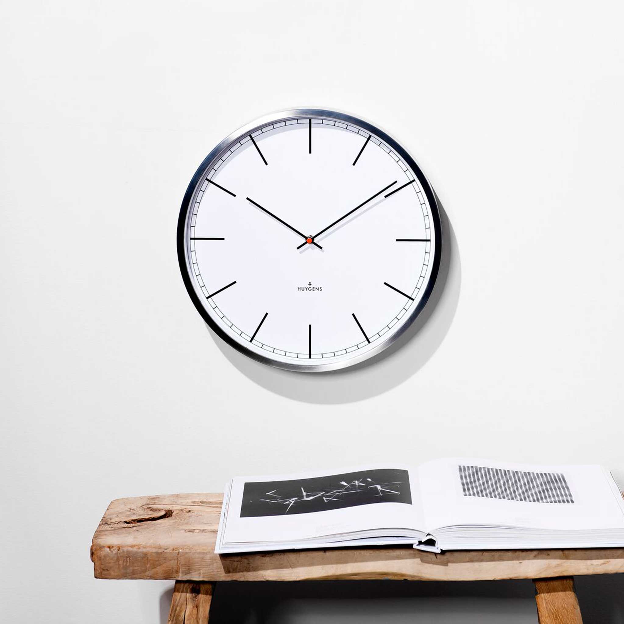 ONE INDEX - Geräuscharme WANDUHR - Edelstahl m. weißem Zifferblatt & Indizes | Huygens