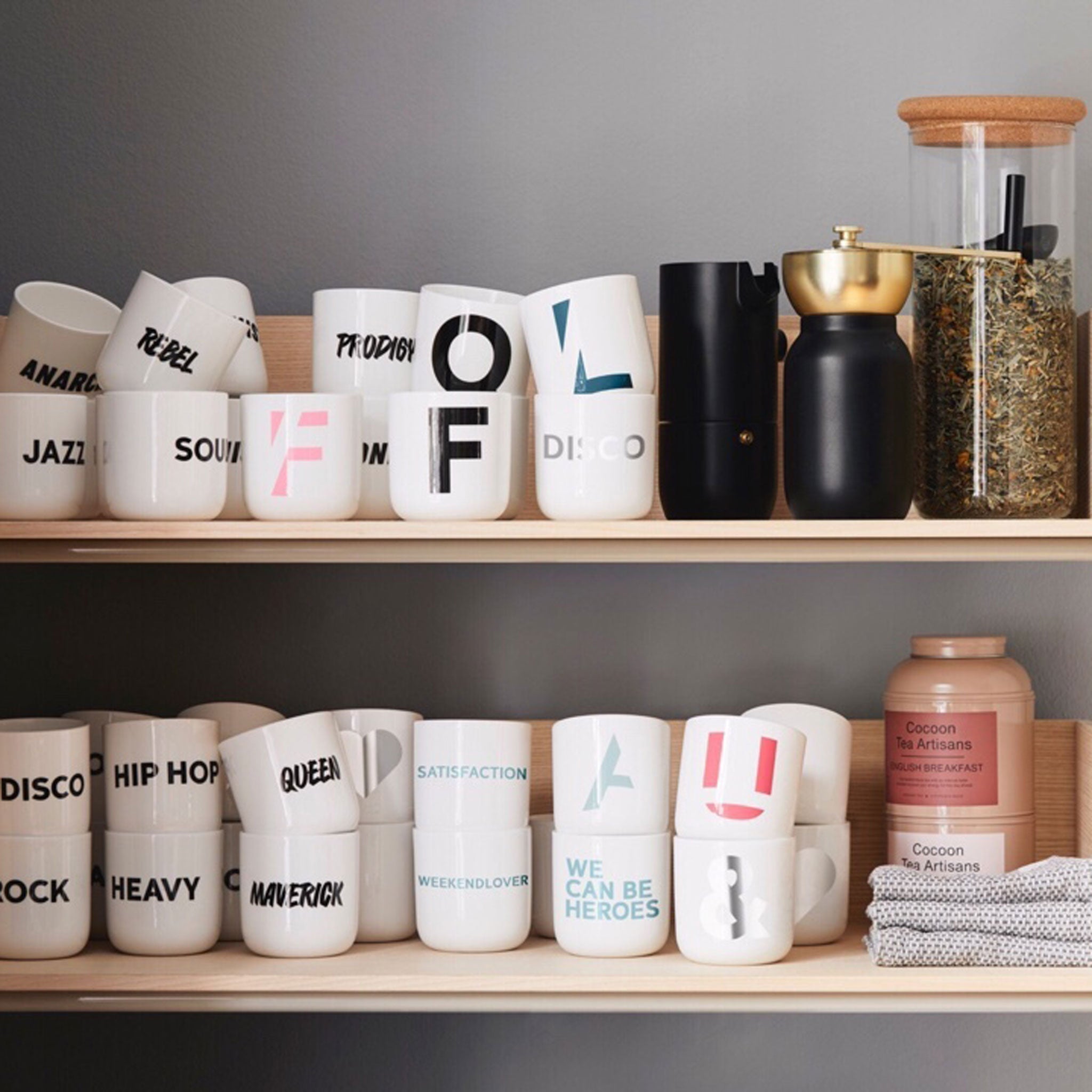 ? | weisser Kaffee- & Tee-BECHER mit schwarzer Typo | Letters & Glyphs Serie | PLTY