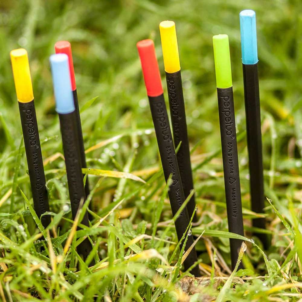 perpétue le CRAYON | Crayon design noir en graphite recyclé avec gomme de couleur | Marta Giardini