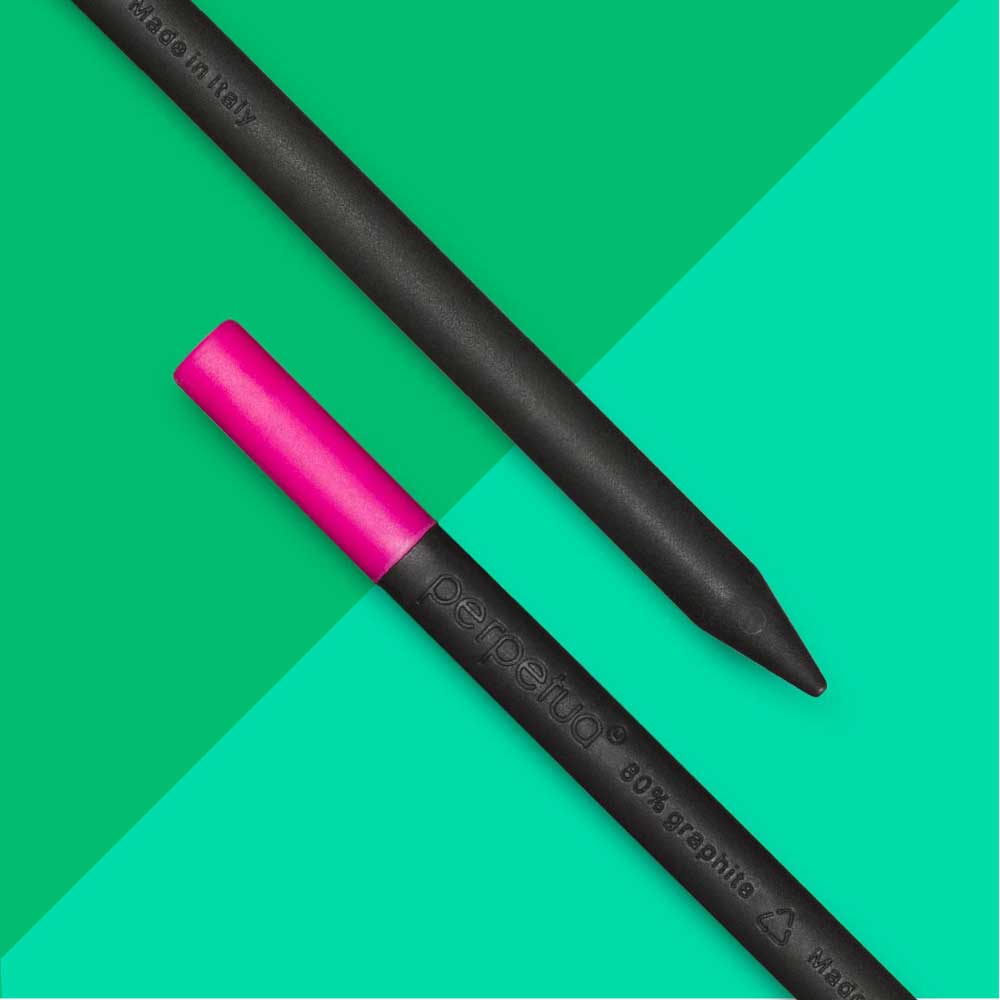 perpétue le CRAYON | Crayon design noir en graphite recyclé avec gomme de couleur | Marta Giardini