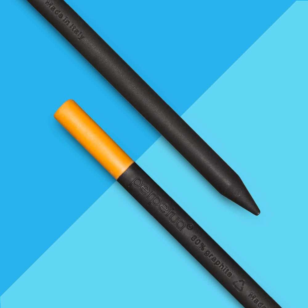 perpétue le CRAYON | Crayon design noir en graphite recyclé avec gomme de couleur | Marta Giardini