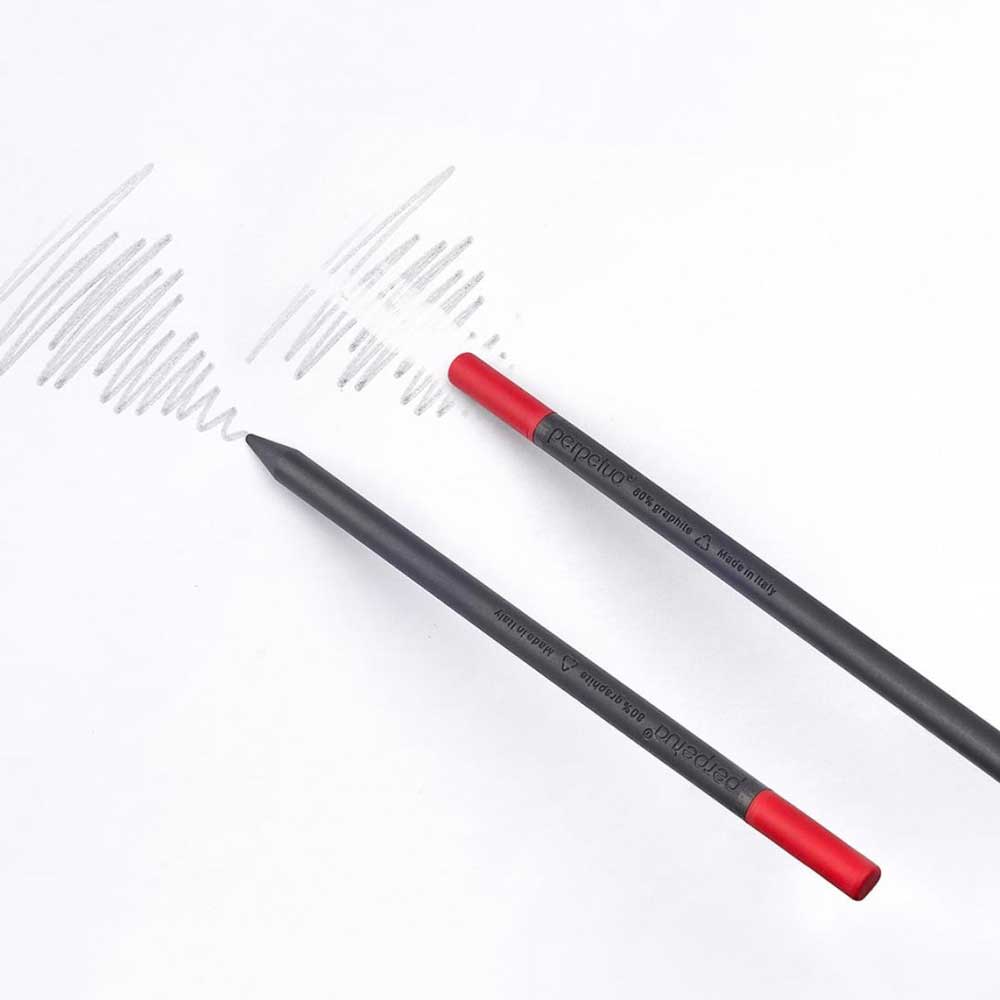 perpétue le CRAYON | Crayon design noir en graphite recyclé avec gomme de couleur | Marta Giardini