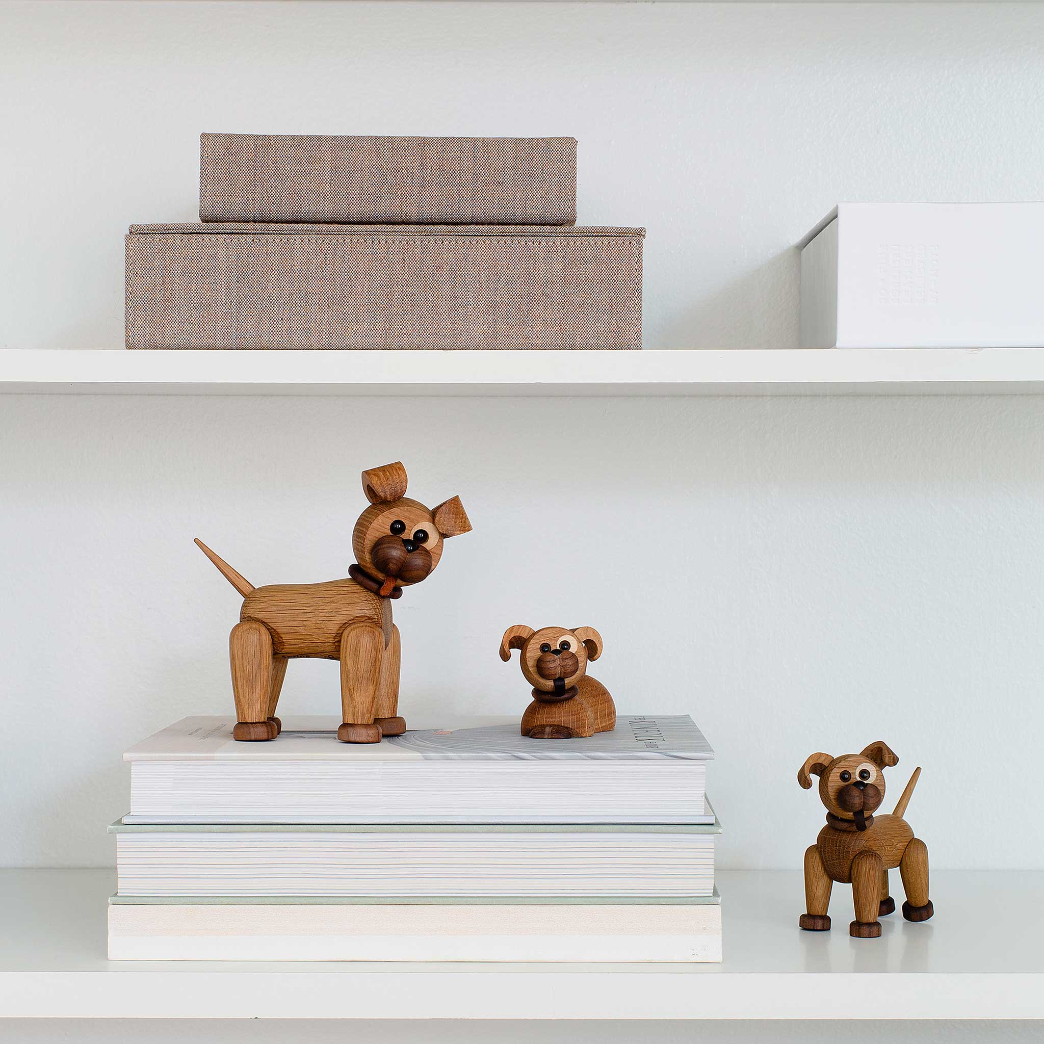COCO | lustige, liegende HUNDE WELPIN | Holz-DEKOFIGUR | Chresten Sommer | Spring Copenhagen - Charles & Marie