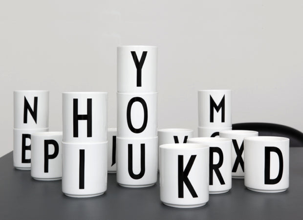 Buchstaben Becher | Kaffee & Tee-Becher | Typographie v. Arne Jacobsen | Design Letters